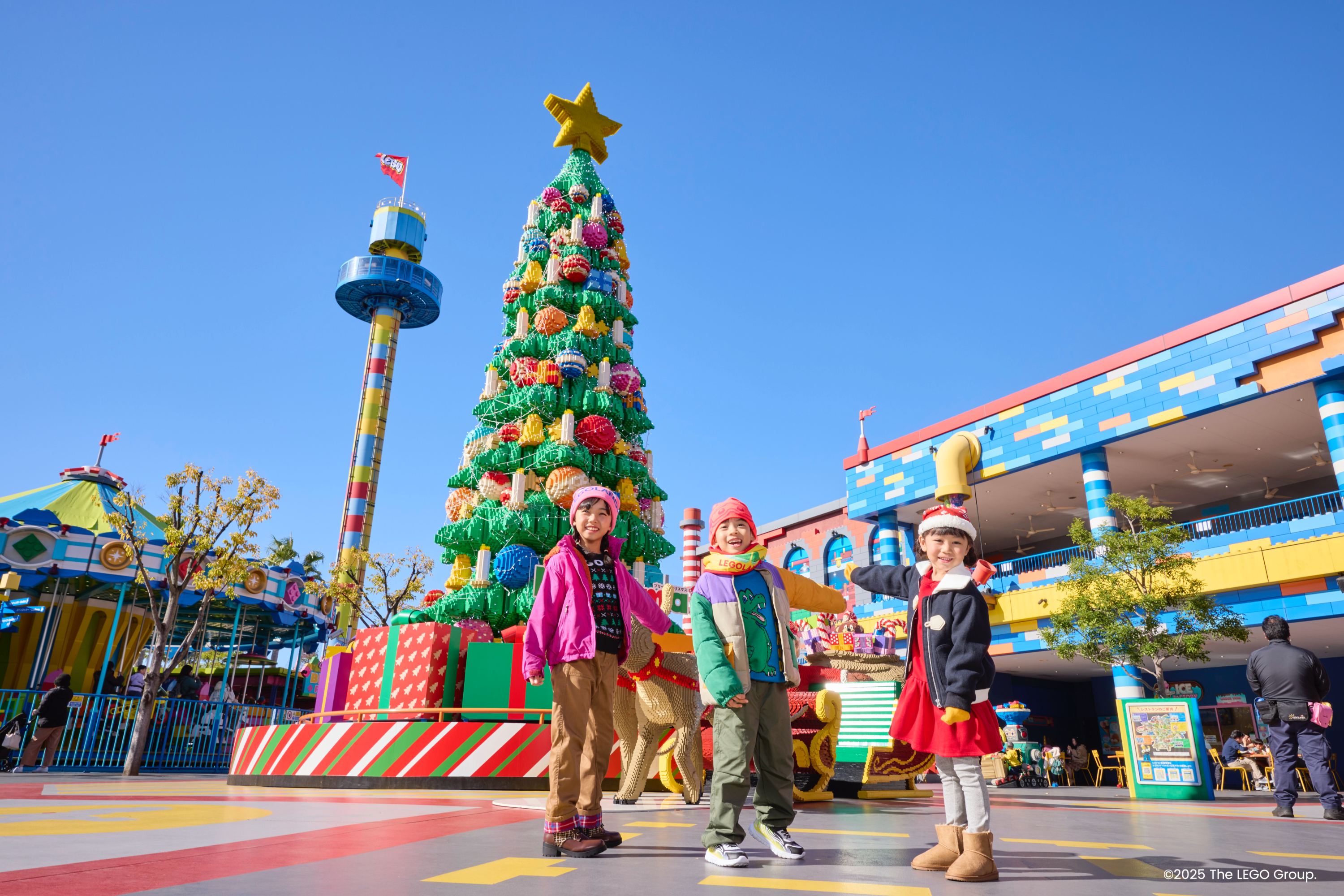 積木搭建的聖誕樹在陽光下閃耀