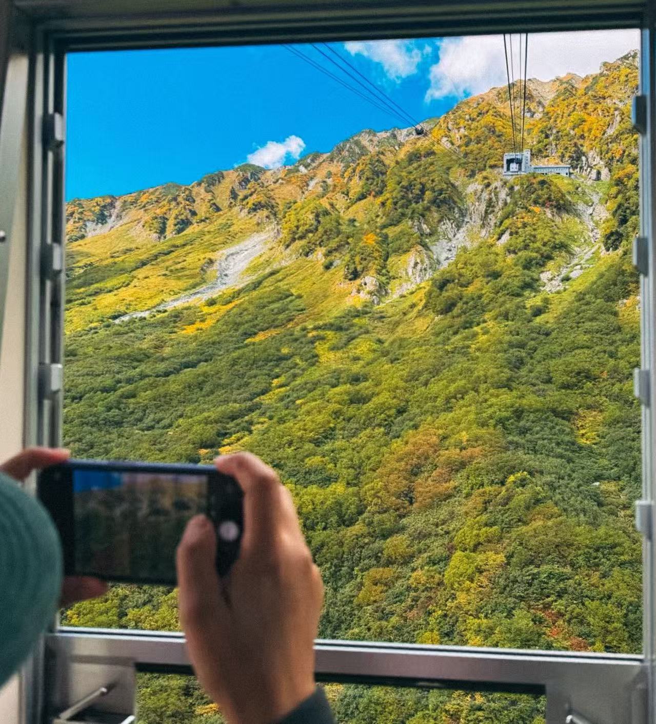 搭乘纜車前往大觀峰,沿途飽覽秋日壯麗美景 搭乘纜車前往大觀峰,沿途飽覽秋日壯麗美景