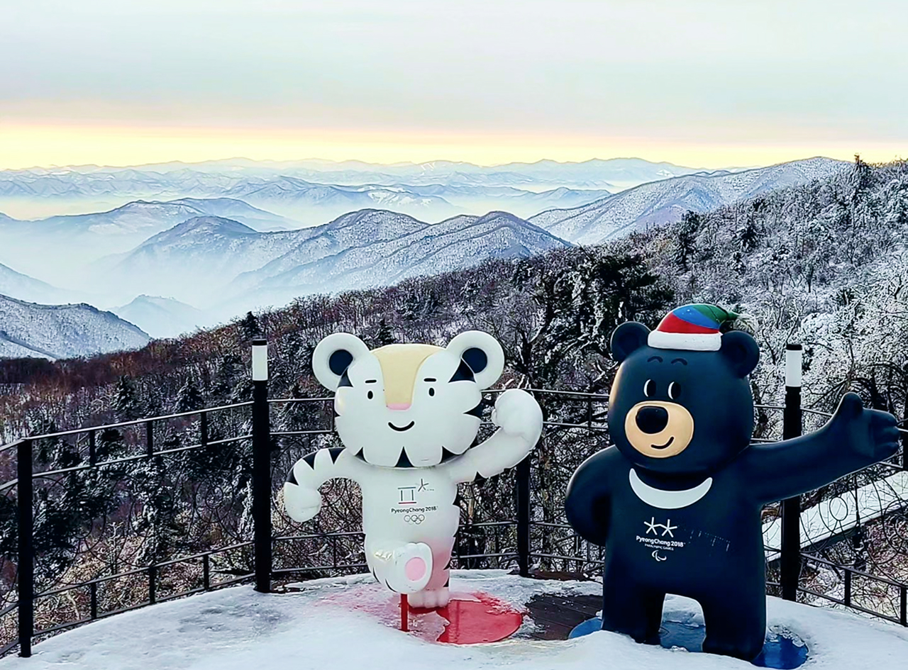 ❄️冬季來臨，發旺山（Balwangsan）變成了一個閃閃發光的白色仙境。從山頂俯瞰，滑雪坡道和寧靜的小徑既能帶來冒險的刺激，也能提供內心的平靜。