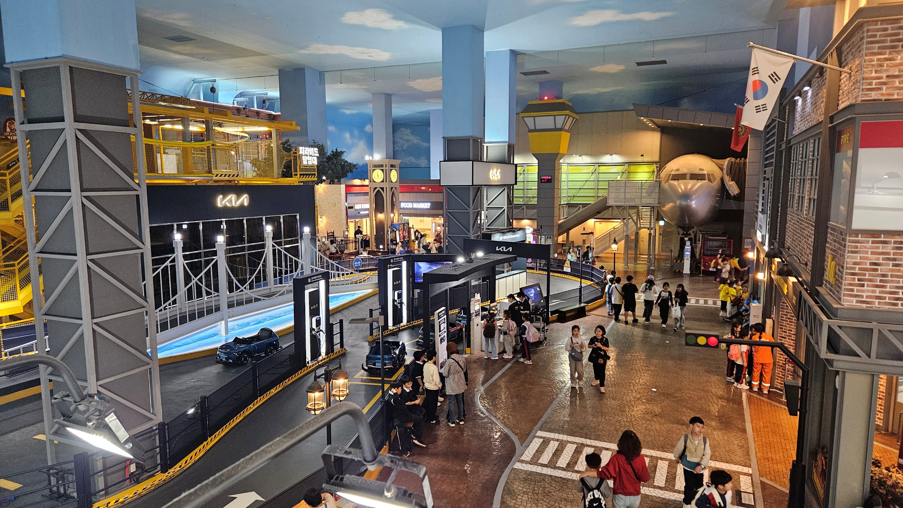 KidZania 專為日落後無法外出玩耍的兒童打造，即使在「夜晚」也比世界上任何地方都安全！為支持兒童安全、愉快的職業體驗，每個設施都配備了受過專業培訓的監督員，並設有完善的安全保障系統。