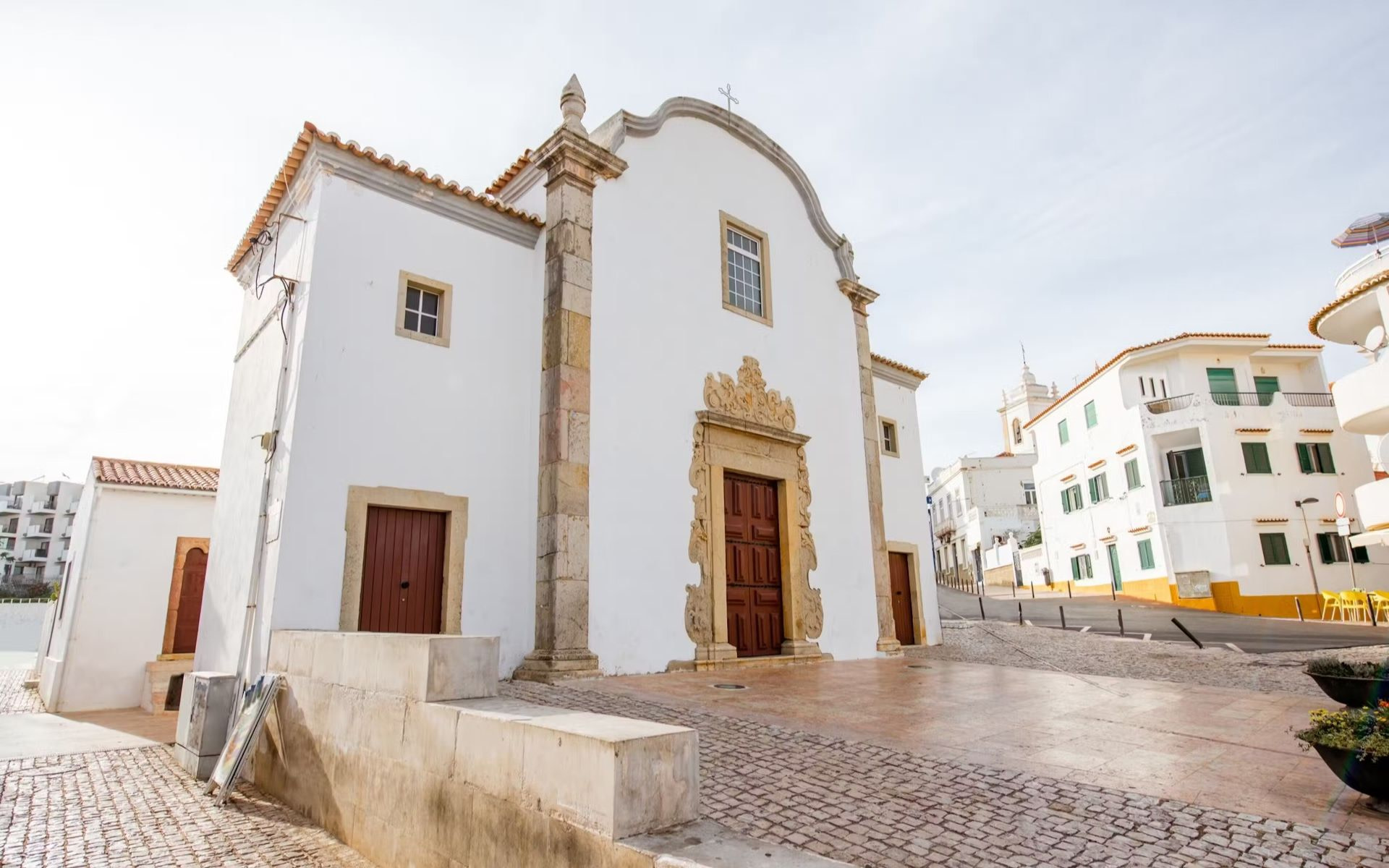 Local food tour with roundtrip transportation in Albufeira