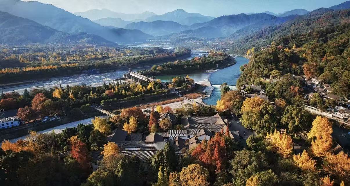 都江堰全景壯闊舒展,岷江蜿蜒流淌,古堰工程橫臥江中,兩岸山林染上金黃與豔紅,遠山層疊,盡顯千年水利的雄渾秋韻 都江堰全景壯闊舒展,岷江蜿蜒流淌,古堰工程橫臥江中,兩岸山林染上金黃與豔紅,遠山層疊,盡顯千年水利的雄渾秋韻