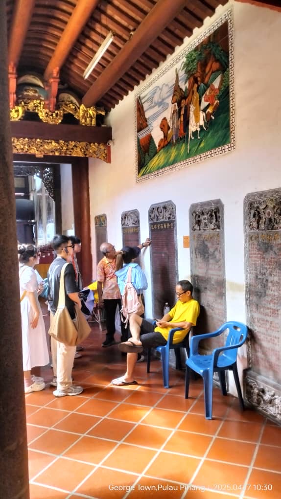 Walking Tour With Tourists