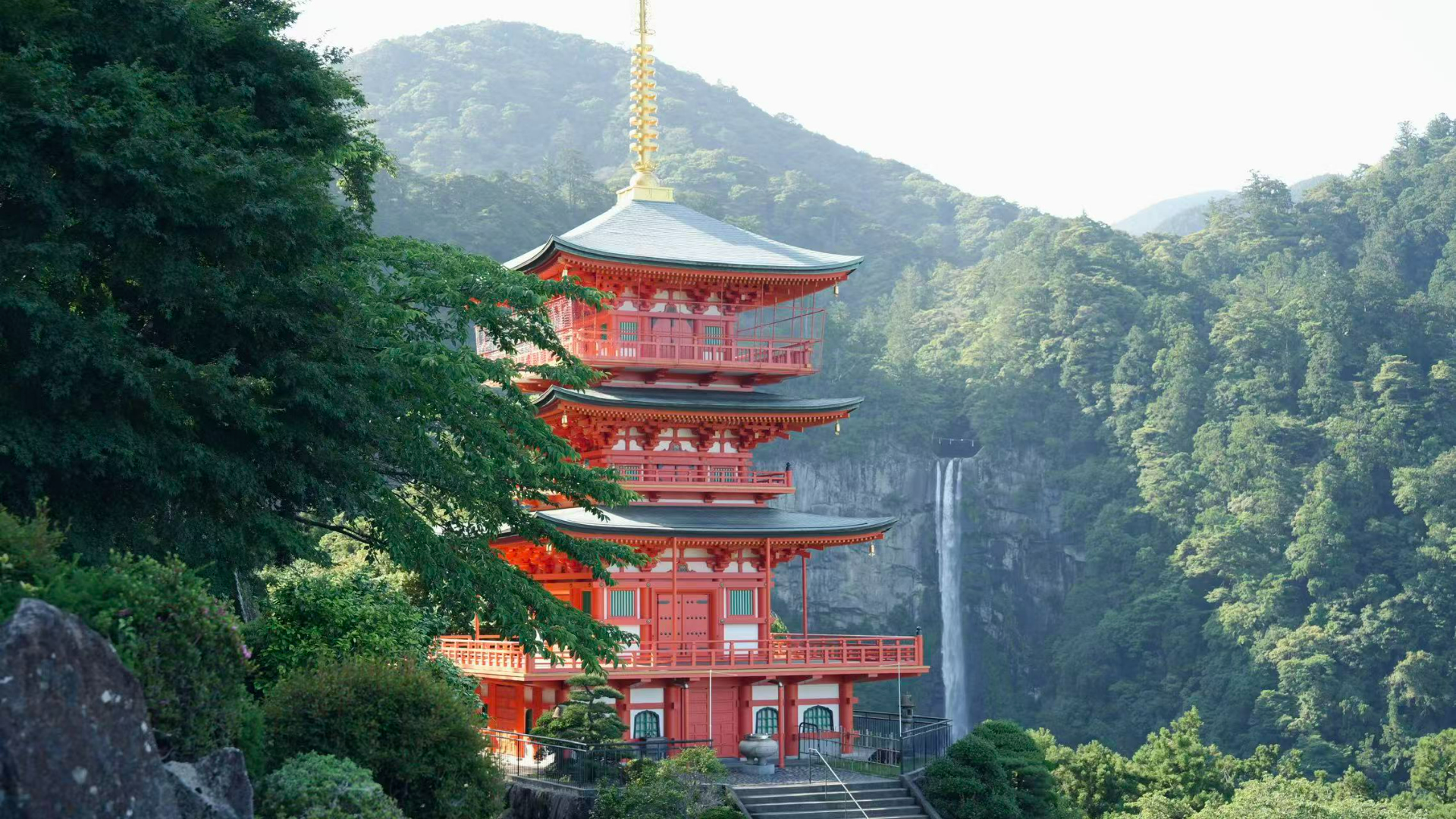 那智大社，坐落於那智山半山腰，遙望日本最高瀑布，象徵著靈性與自然的和諧共生。