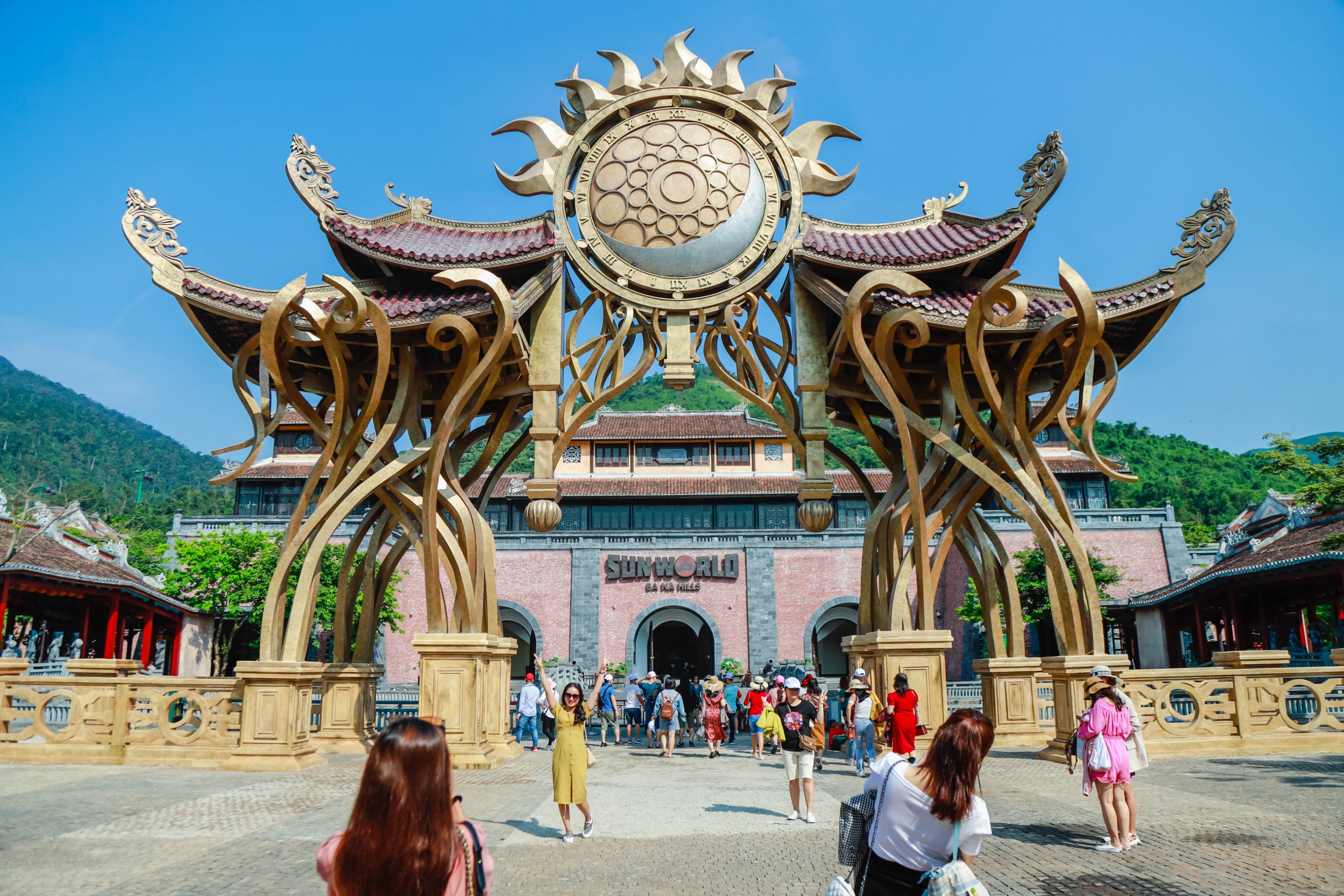 tour group in ba na hills