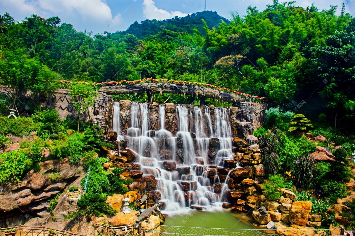 古龍峽：位於清遠市清新區的國家4A級景區，距廣州68公里，森林覆蓋率高達95%[1][5]。這裡依託濱江峽谷地貌，開發了漂流、瀑布群、玻璃組合等項目，擁有12項世界紀錄認證，是粵港澳大灣區熱門康體旅遊目的地