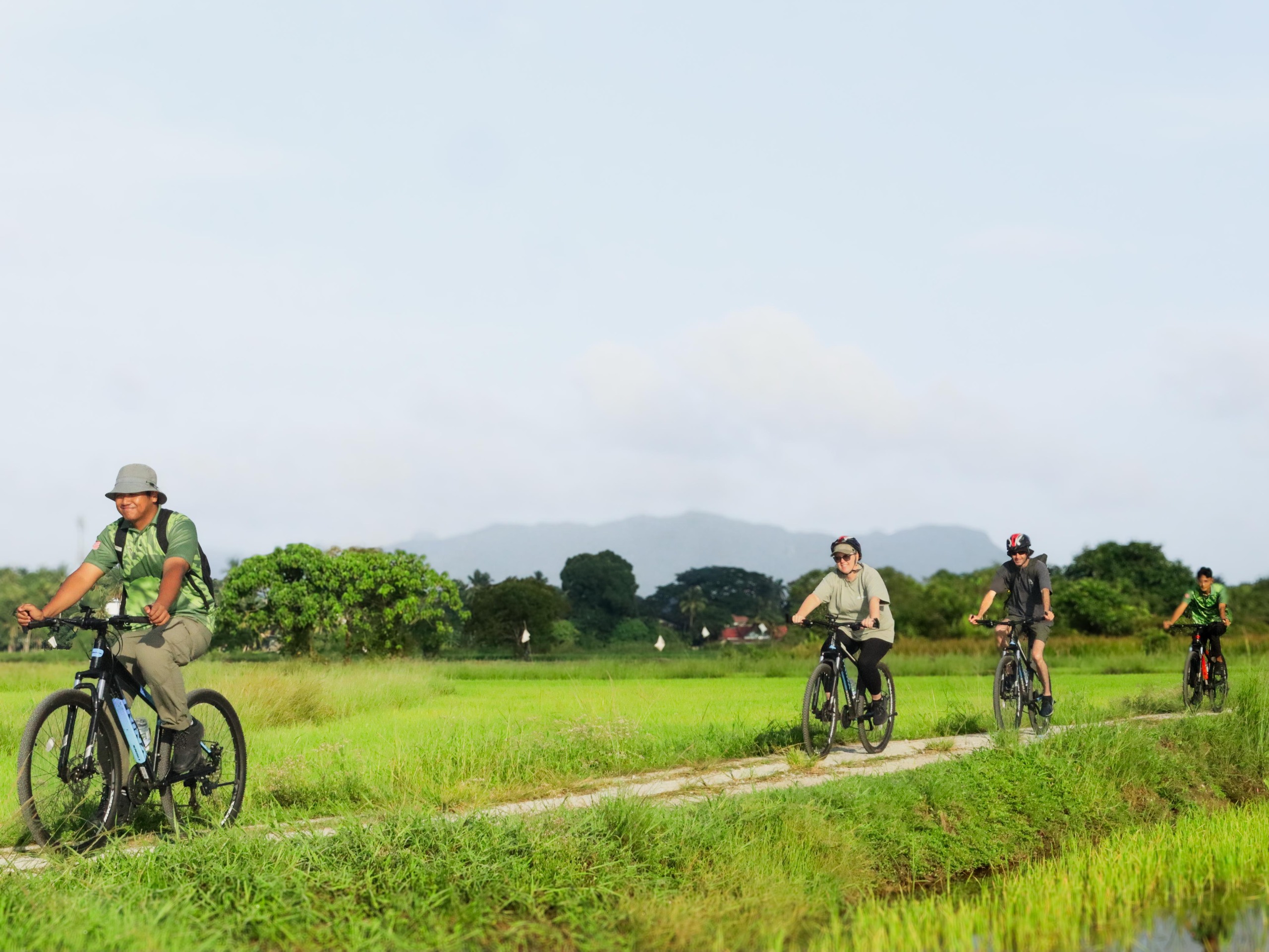 在稻田邊騎自行車,欣賞壯麗的拉雅山(Gunung Raya)景色。 在稻田邊騎自行車,欣賞壯麗的拉雅山(Gunung Raya)景色。