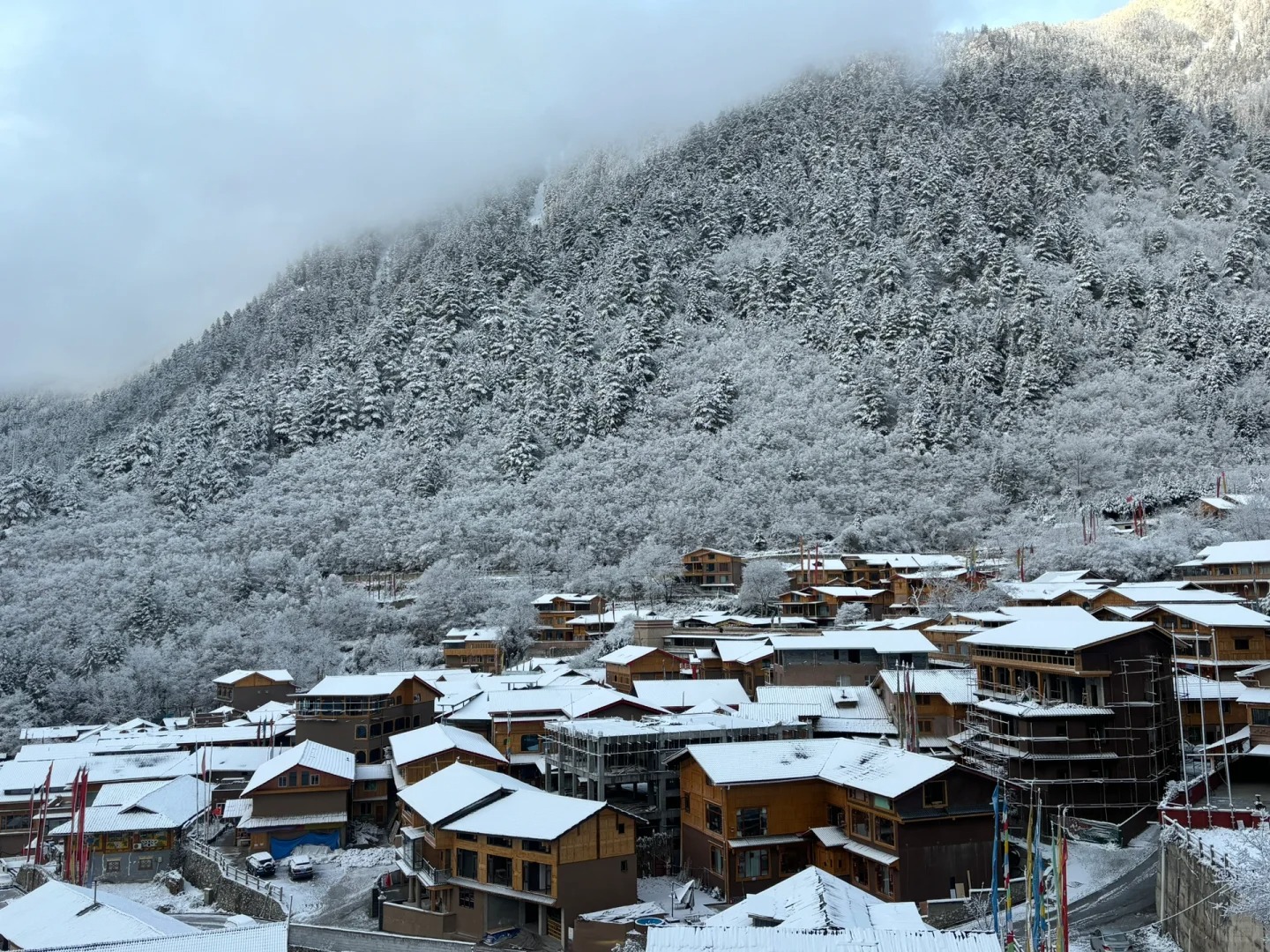 九寨溝景區享譽中外，東方人稱之為“人間仙境”，西方人則將之譽為“童話世界”