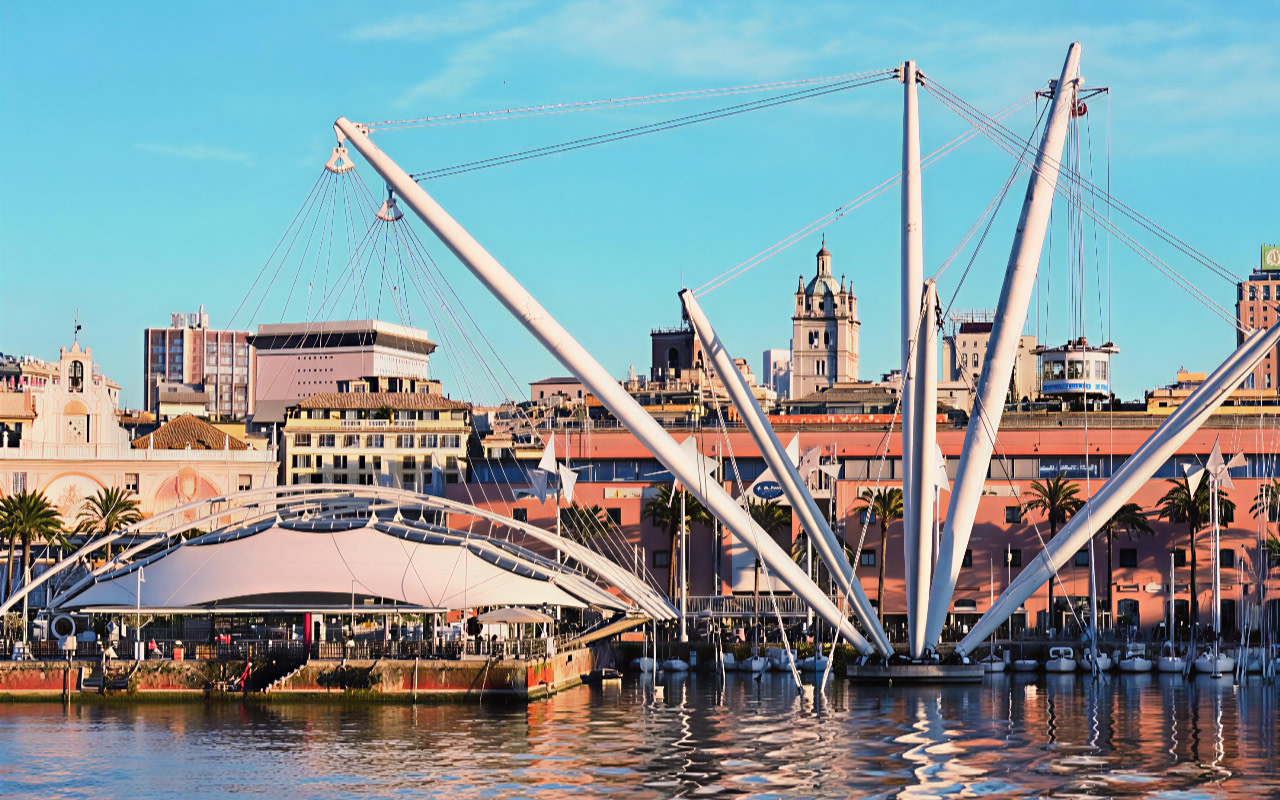 搭乘 Bigo 觀景電梯,升上熱那亞港口上方,盡享 360 度全景視野。 搭乘 Bigo 觀景電梯,升上熱那亞港口上方,盡享 360 度全景視野。