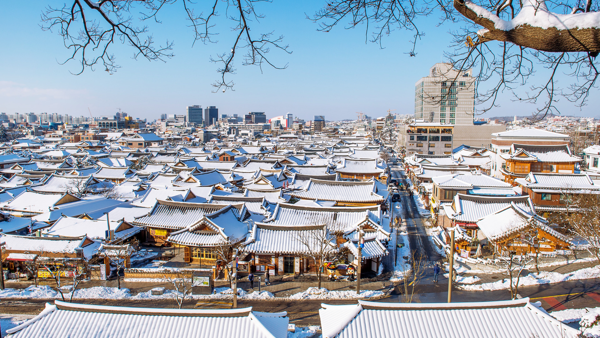 古樸的韓屋村街道上，整個氛圍都讓人感到歷史的沉浸感，每一步都像在演一場古裝劇。