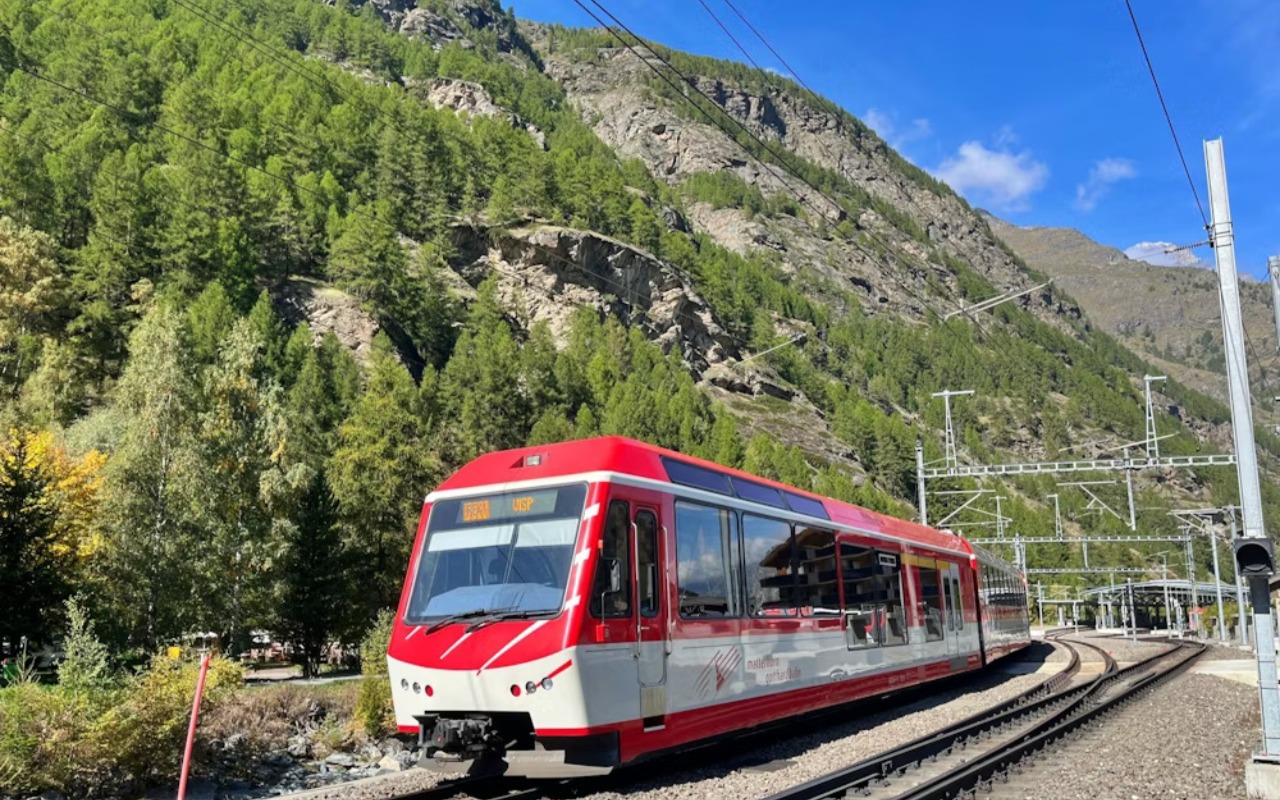 搭乘景觀山區鐵路，飽覽令人屏息的高山美景。