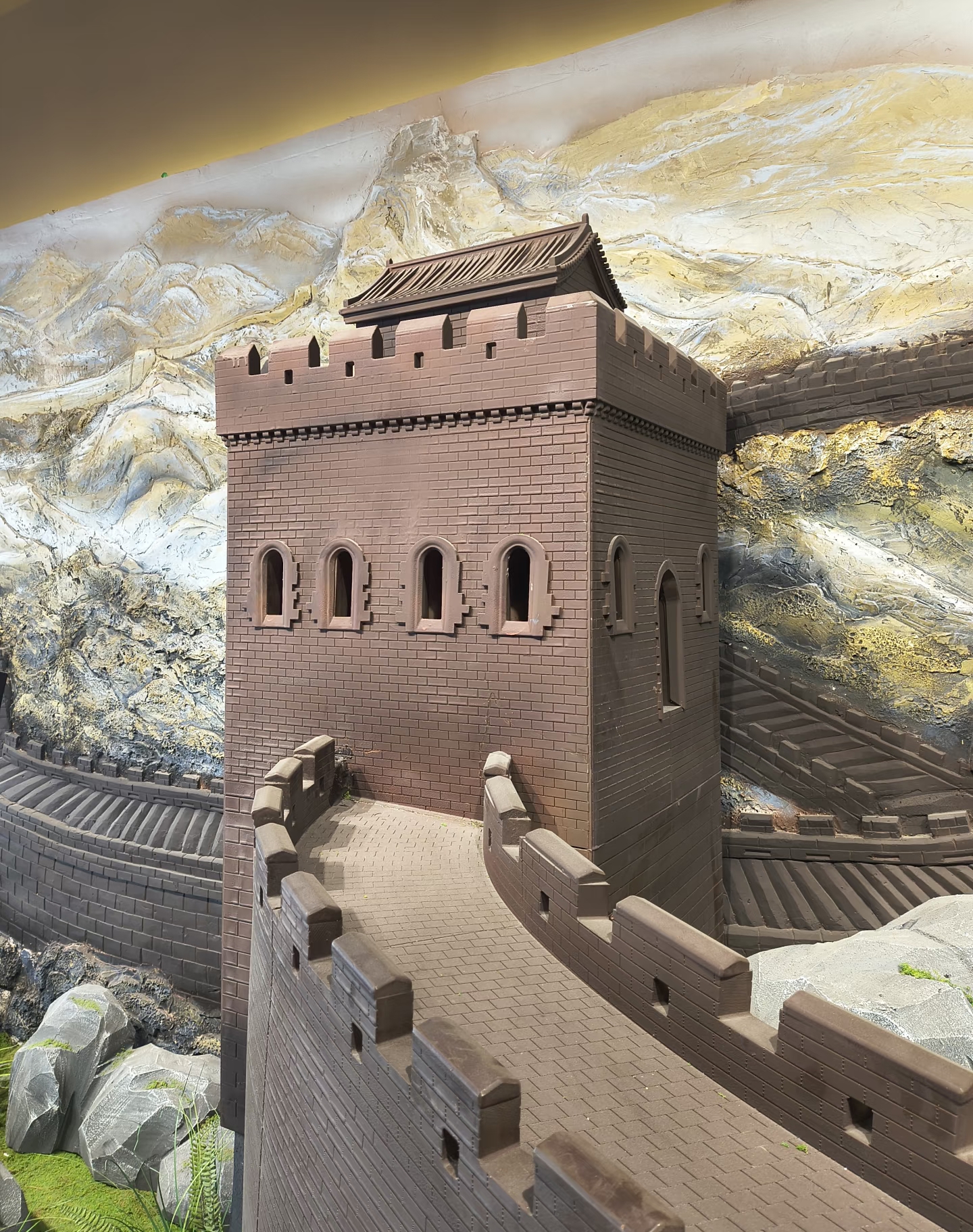 以巧克力復刻長城敵樓，細節逼真，還原建築肌理，盡顯巧思