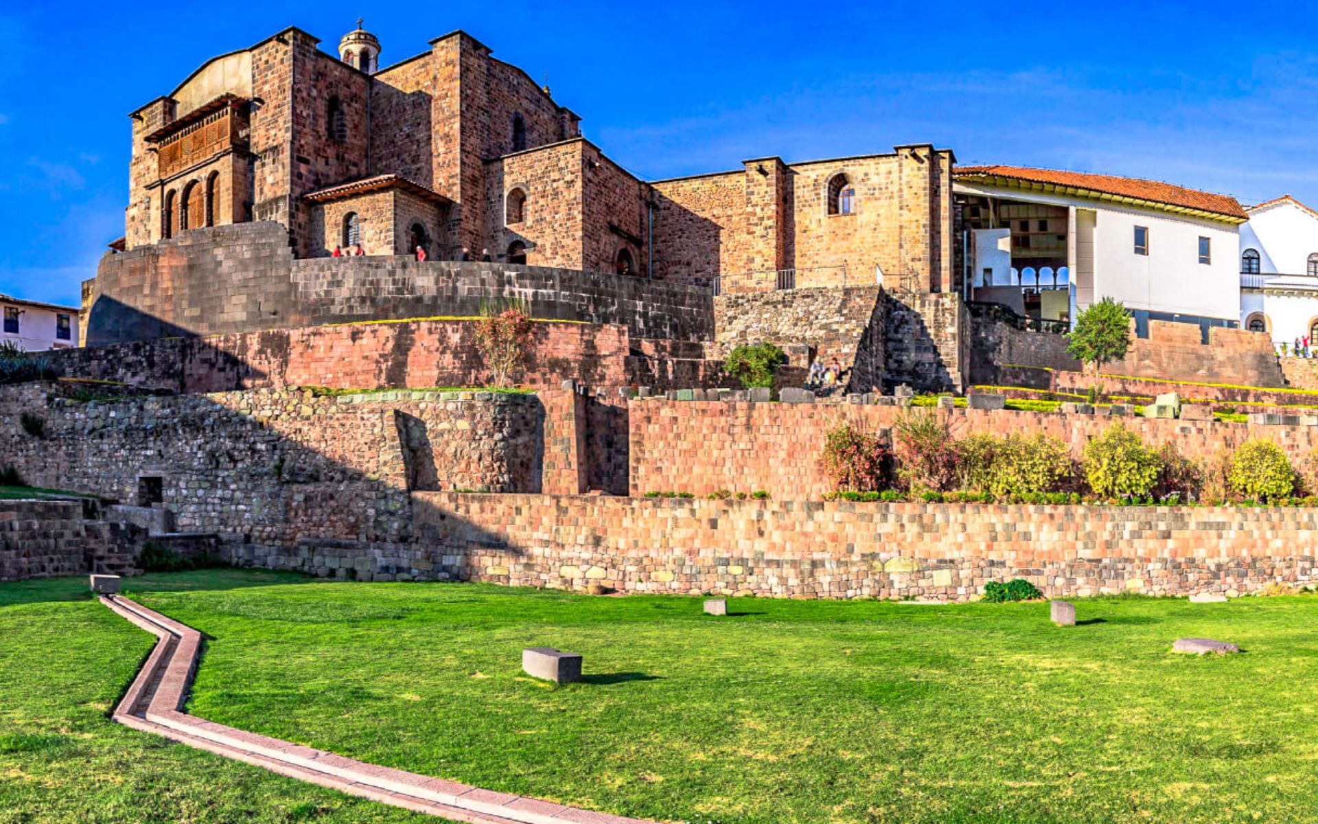 參觀太陽神殿 Qorikancha,印加古牆與西班牙修道院在此完美融合。 參觀太陽神殿 Qorikancha,印加古牆與西班牙修道院在此完美融合。