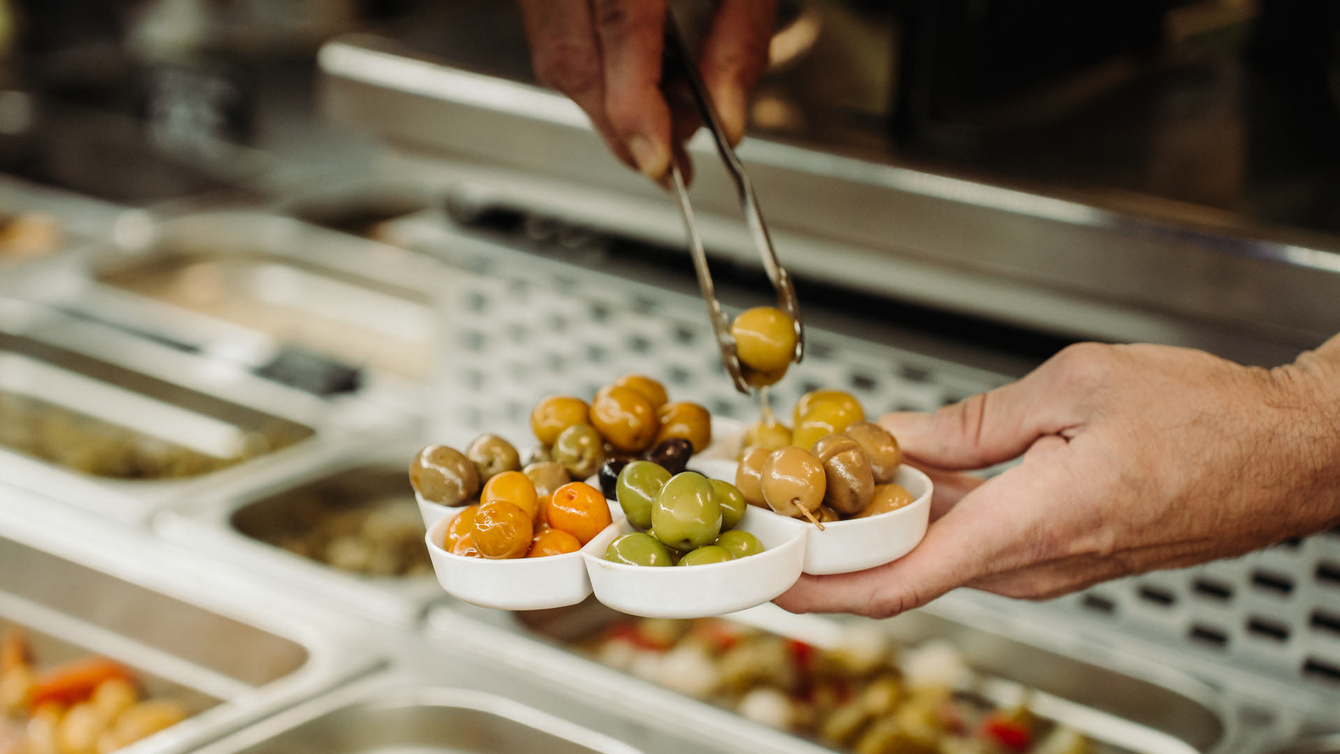 在馬德里熙熙攘攘的當地市場品嚐西班牙最優質的橄欖！