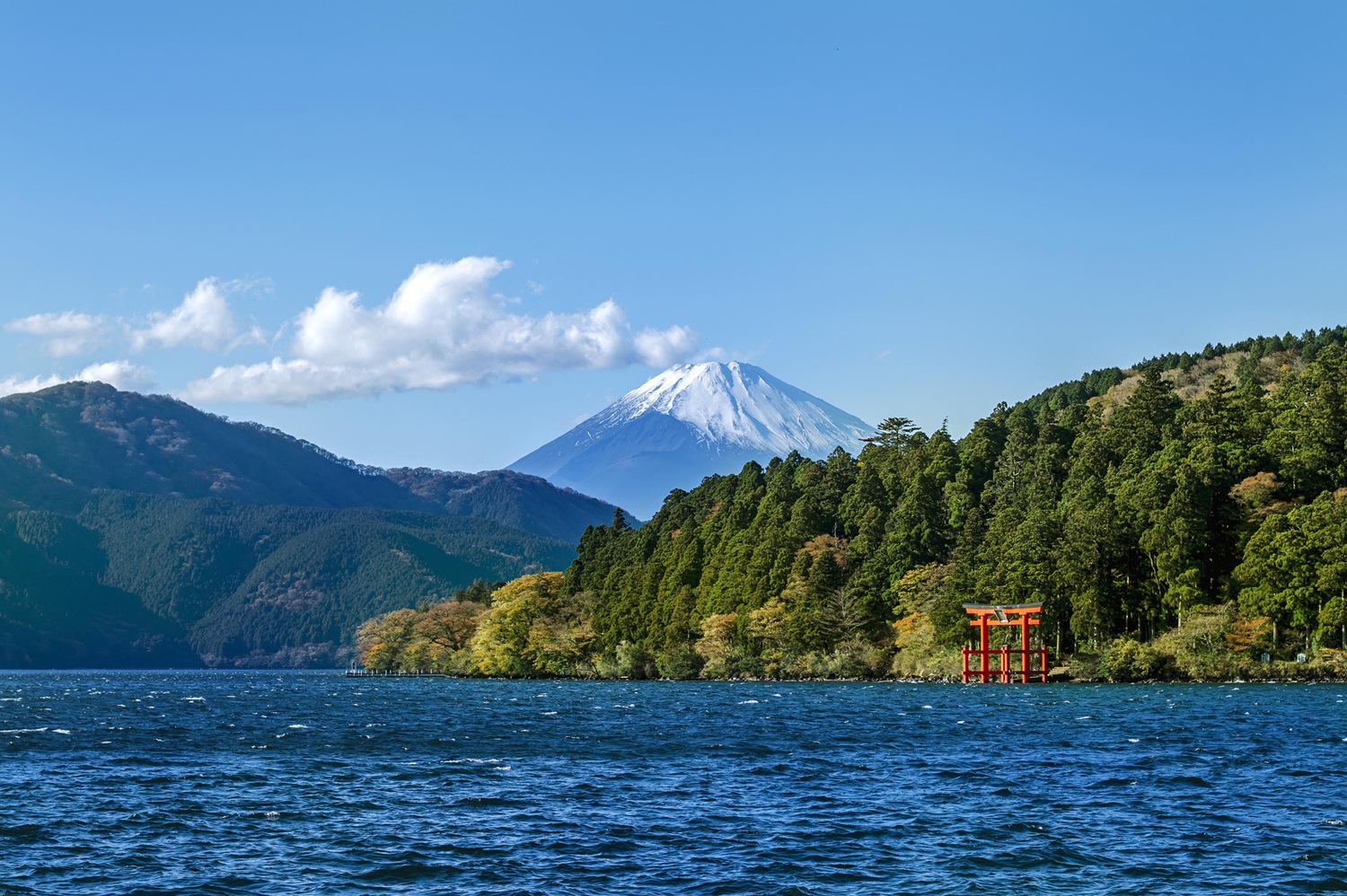 站在湖边远望,芦之湖与连绵山峦交织成一幅自然画卷。清晨或傍晚时分,湖面常被柔和的光线染上温暖色彩。在这样的景色中,箱根神社更显神秘而动人。 站在湖边远望,芦之湖与连绵山峦交织成一幅自然画卷。清晨或傍晚时分,湖面常被柔和的光线染上温暖色彩。在这样的景色中,箱根神社更显神秘而动人。