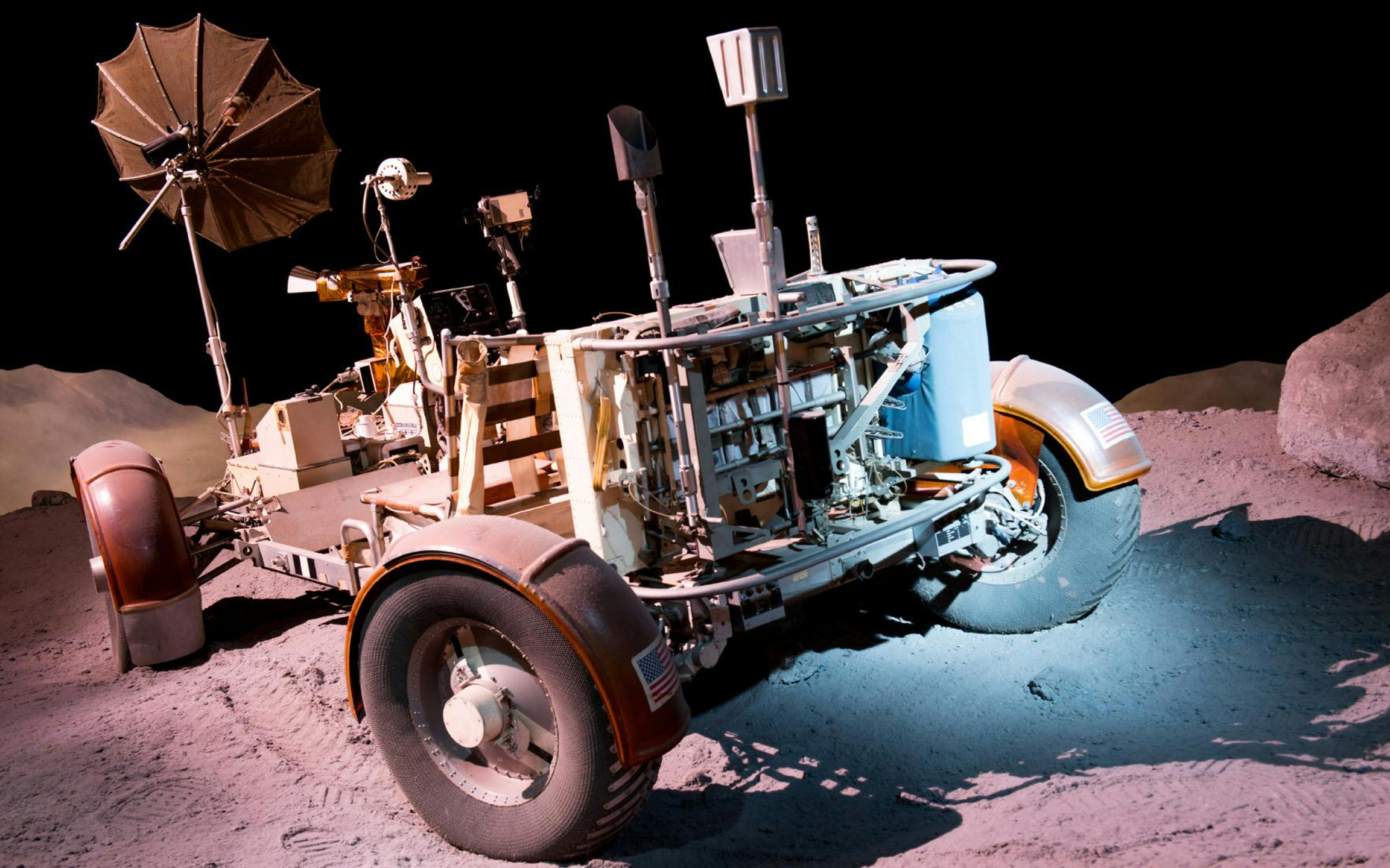 遊客們正在參觀用於月球任務的著名月球車