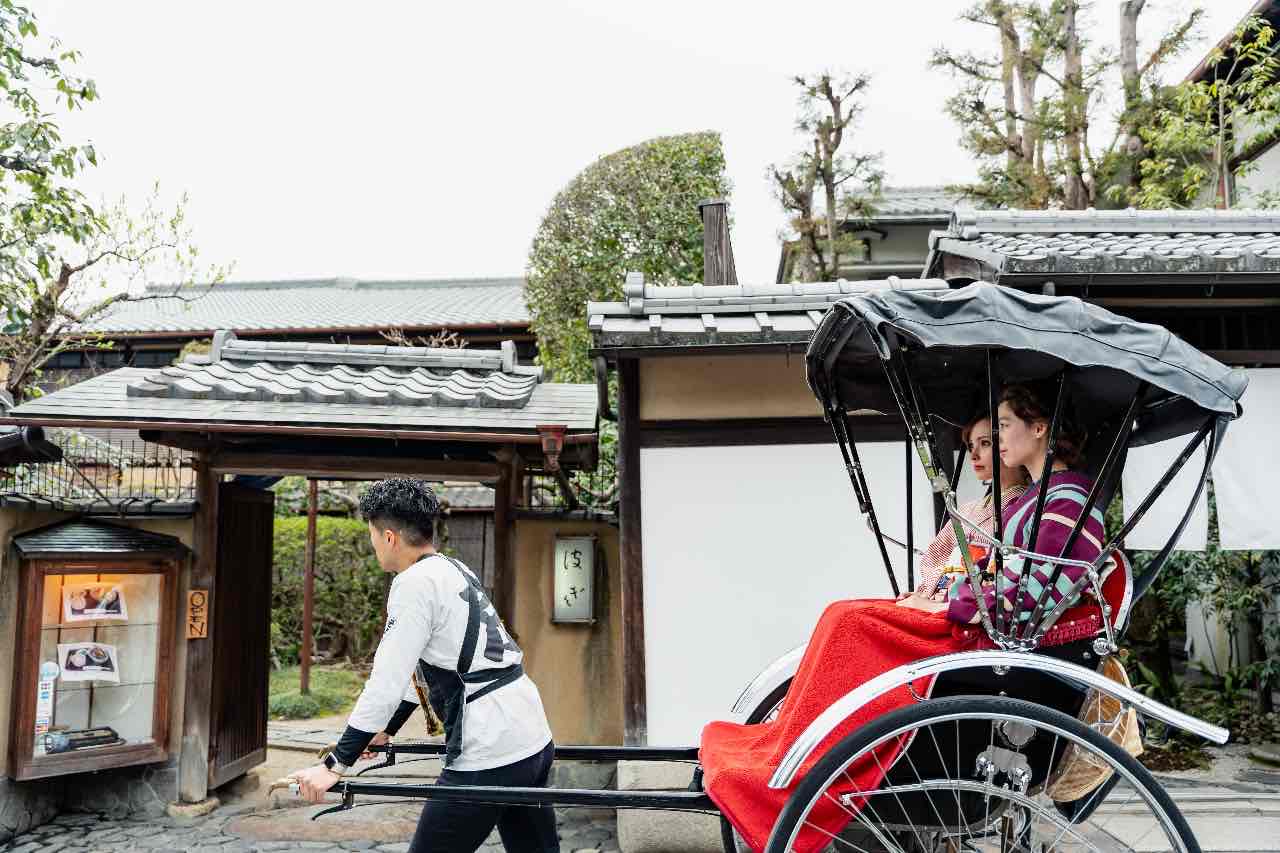 A plan to explore Kyoto in a kimono and rickshaw by chartered taxi