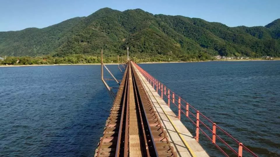 【由良川橋樑】還原《神隱少女》海上列車場景　※此行駛路段僅限紅松號行程及黑松號的『甜點套餐行程』行經，敬請留意