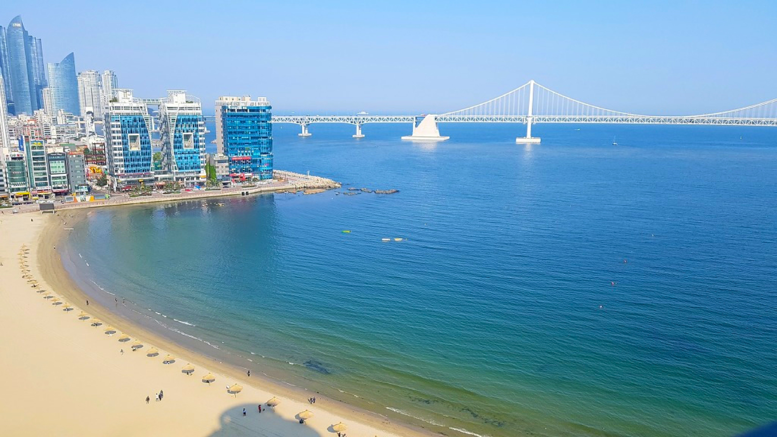 漫步於夏日避暑勝地廣安裡海灘，消暑納涼。