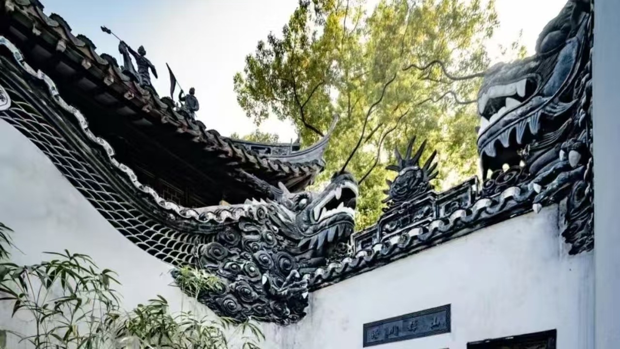 內 園即原城隍廟廟園，為清康熙四十八年（1709）所建，佔地僅2畝（約1333 平方米）。園內以“靜觀”廳為中心建築，假山為景觀引導。園中有觀濤樓、九龍池、可以觀、還雲樓等。如圍牆上裝飾的“穿雲龍”“臥龍”“眠龍”“雙龍戲珠”泥塑和眾多的精美磚刻。