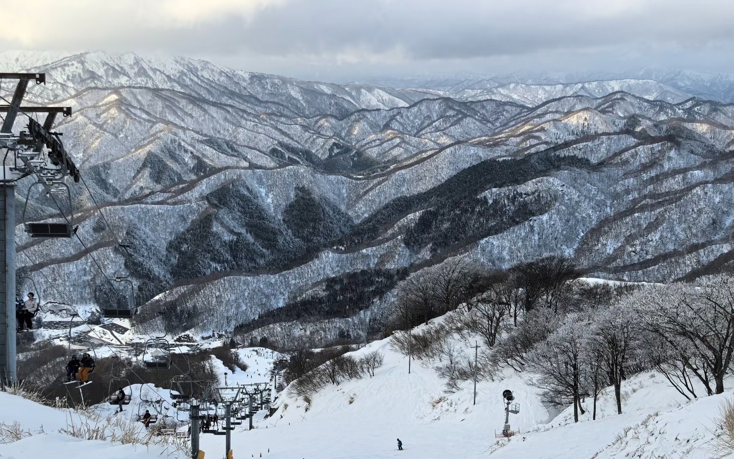 [Kansai Double Skiing, Winter Limited] Hakodateyama & Okuibuki Skiing Hot Spring Resort Two-Day Tour | Detached Villa Accommodation | Osaka Departure 4-9 Person Small Group Tour