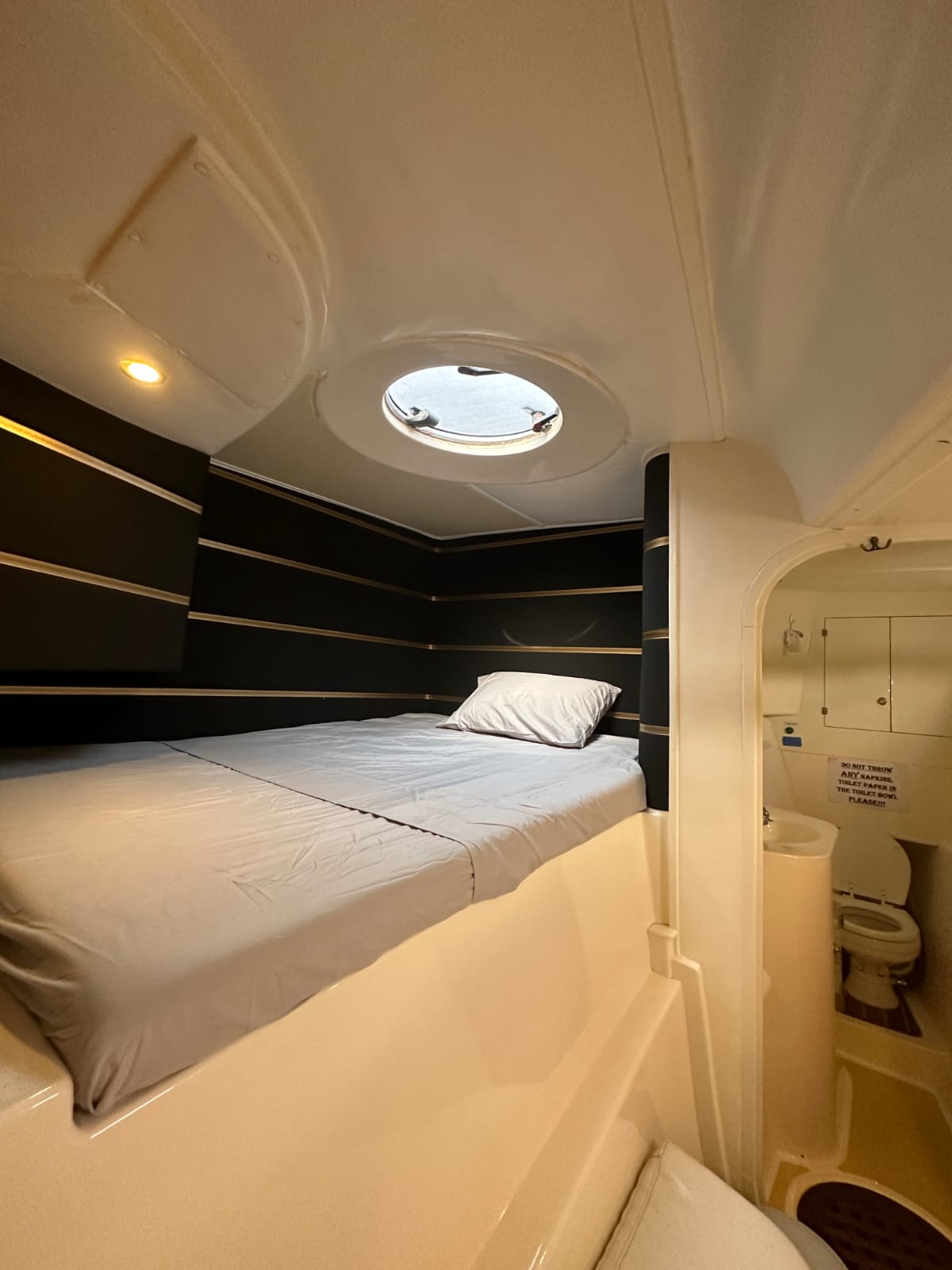 Yacht Charter to Lazarus Island