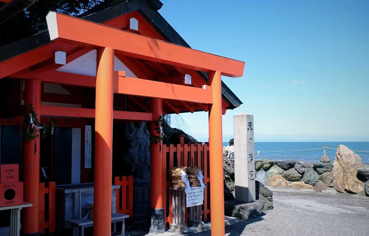 二見興玉神社位於日本三重縣伊勢市，是一座具有特色的神社