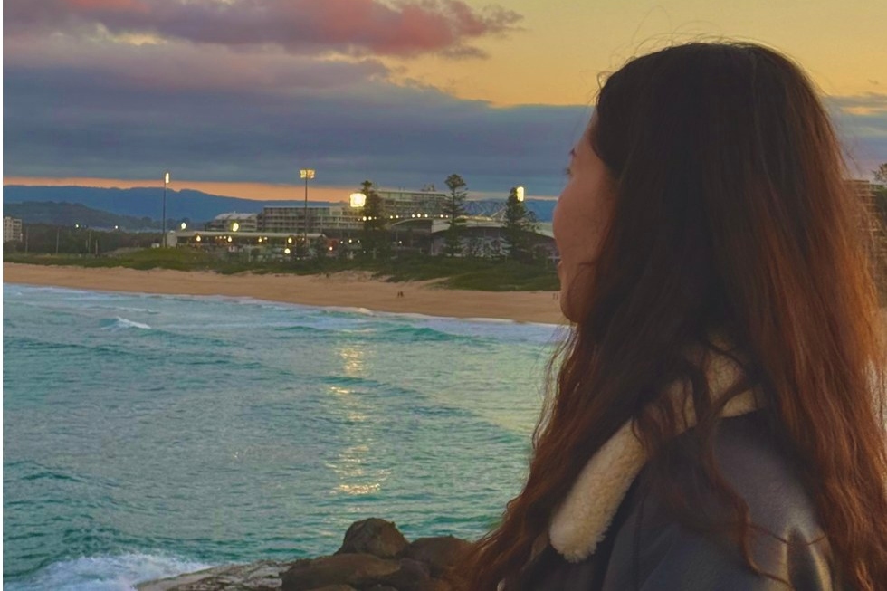 欣賞臥龍崗的旗桿山燈塔,這座永恆的標誌自豪地矗立在波光粼粼的水面之上 欣賞臥龍崗的旗桿山燈塔,這座永恆的標誌自豪地矗立在波光粼粼的水面之上