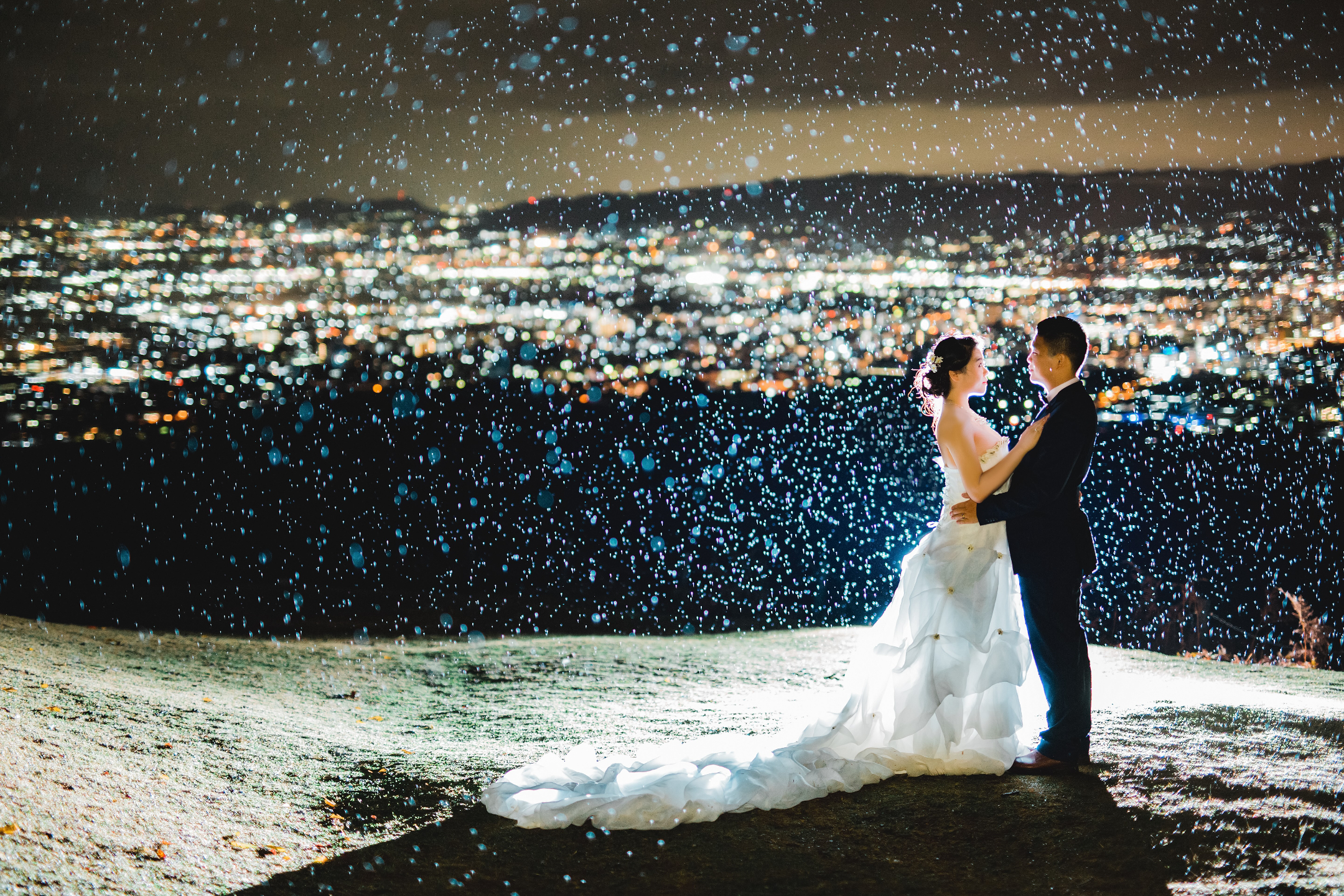 若草山 - 可以俯瞰奈良市全景的山丘,尤其是在日落時分,景色非常浪漫。 若草山 - 可以俯瞰奈良市全景的山丘,尤其是在日落時分,景色非常浪漫。