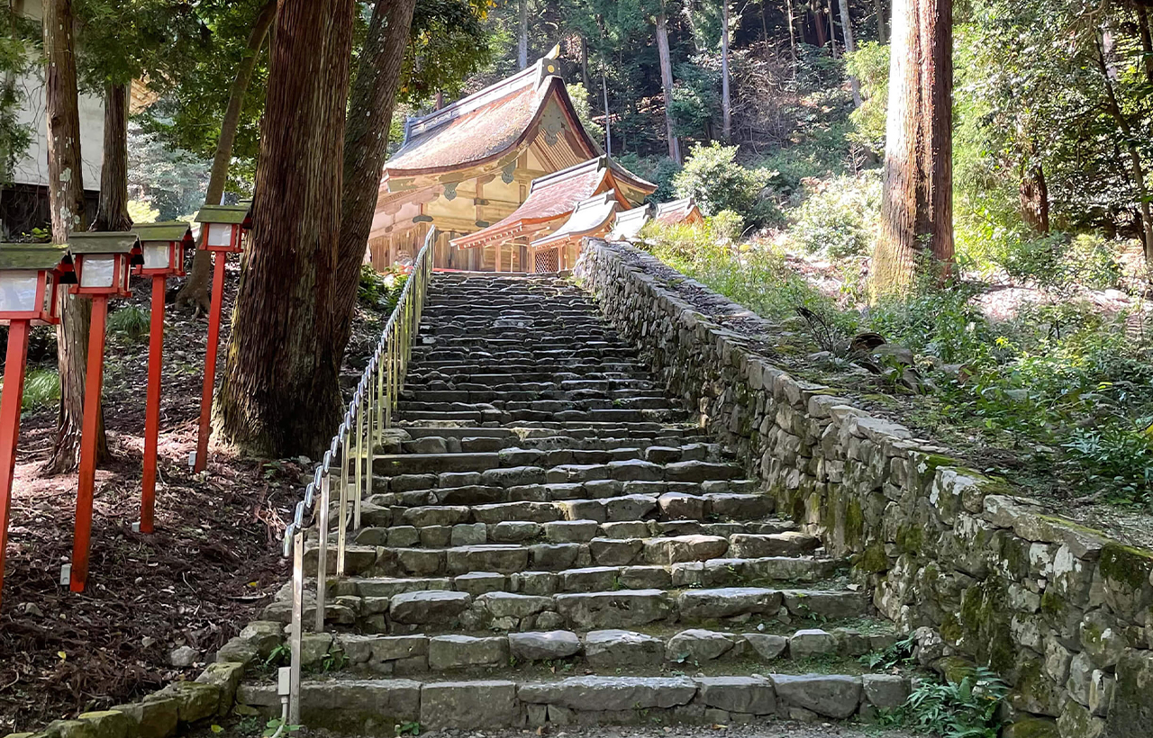 In spring, Hiyoshi Taisha holds the Sanno Festival, a traditional festival with various ceremonies and performances.