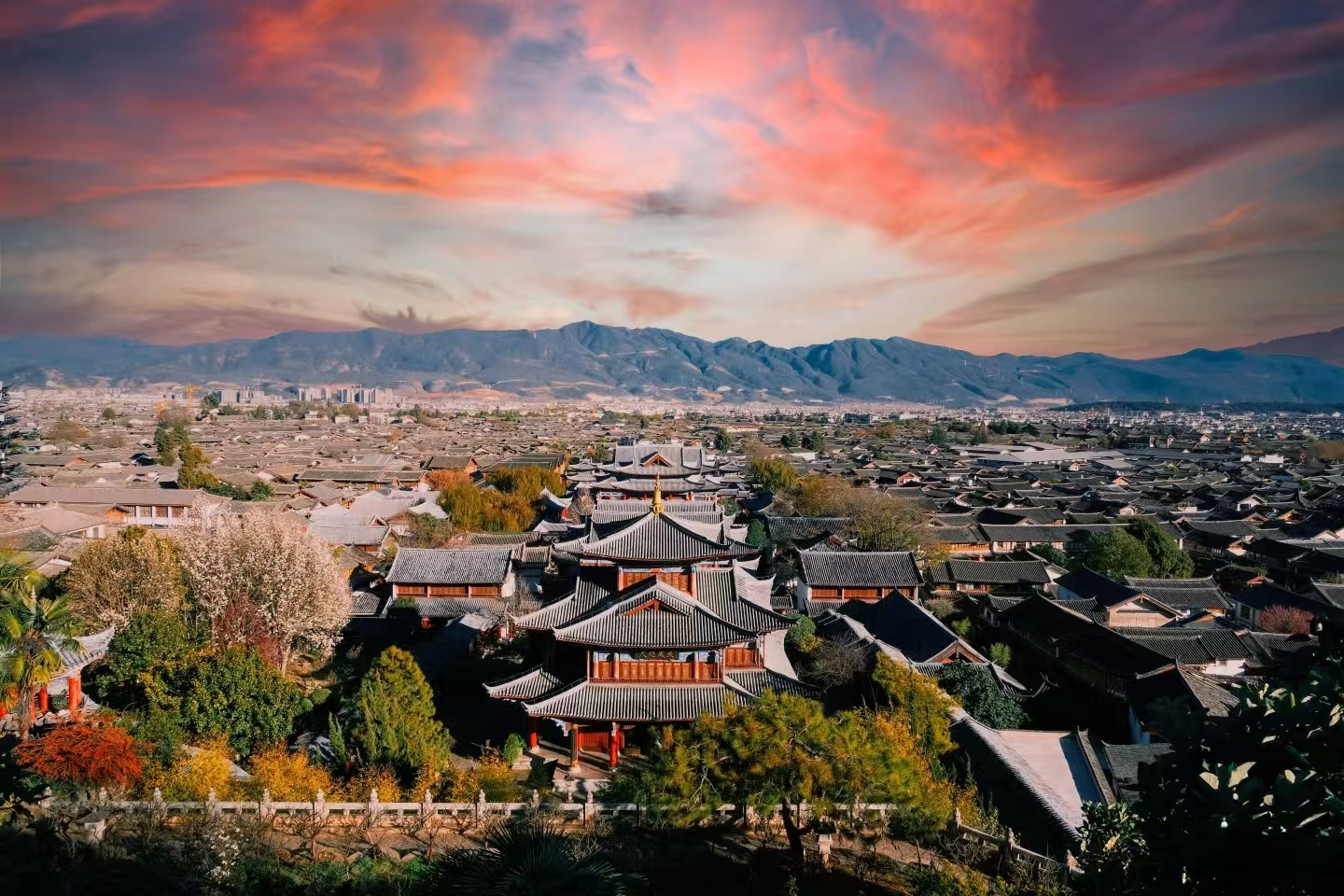 日落時分的木府航拍絕美，漫天紅霞鋪展，天威樓在古城中熠熠生輝