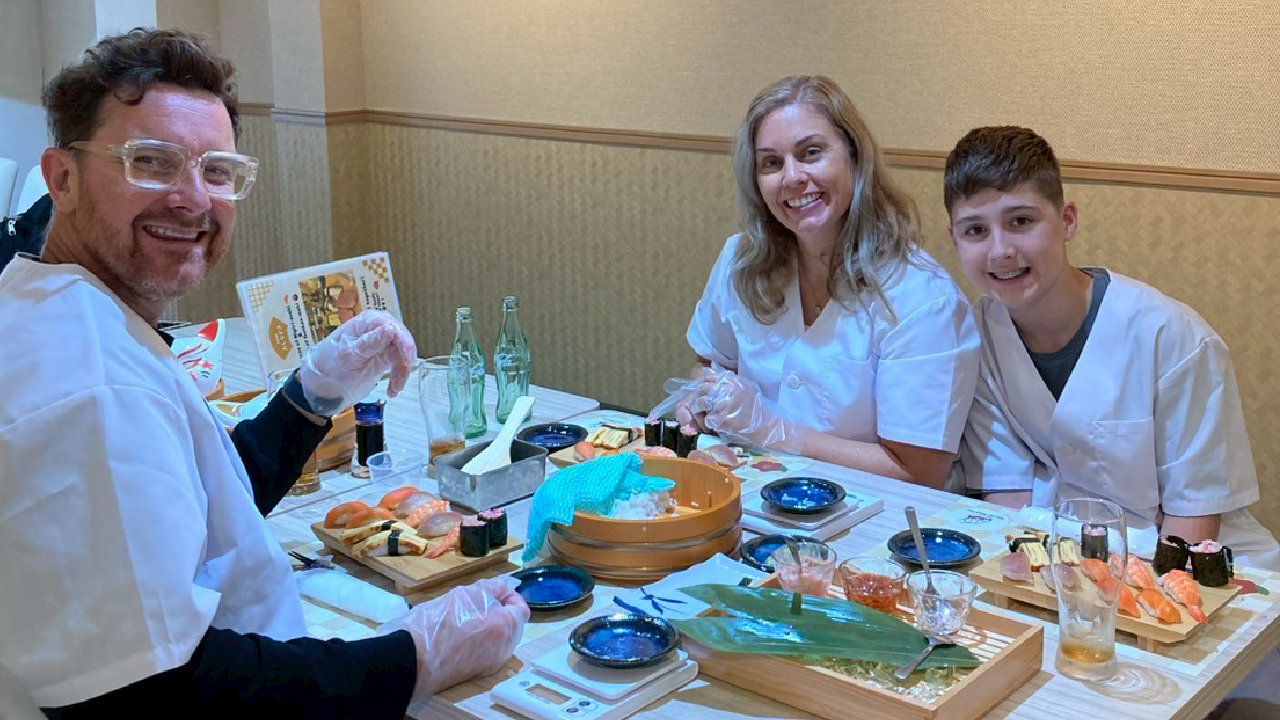 Osaka:Let's experience making Sushi in Namba!