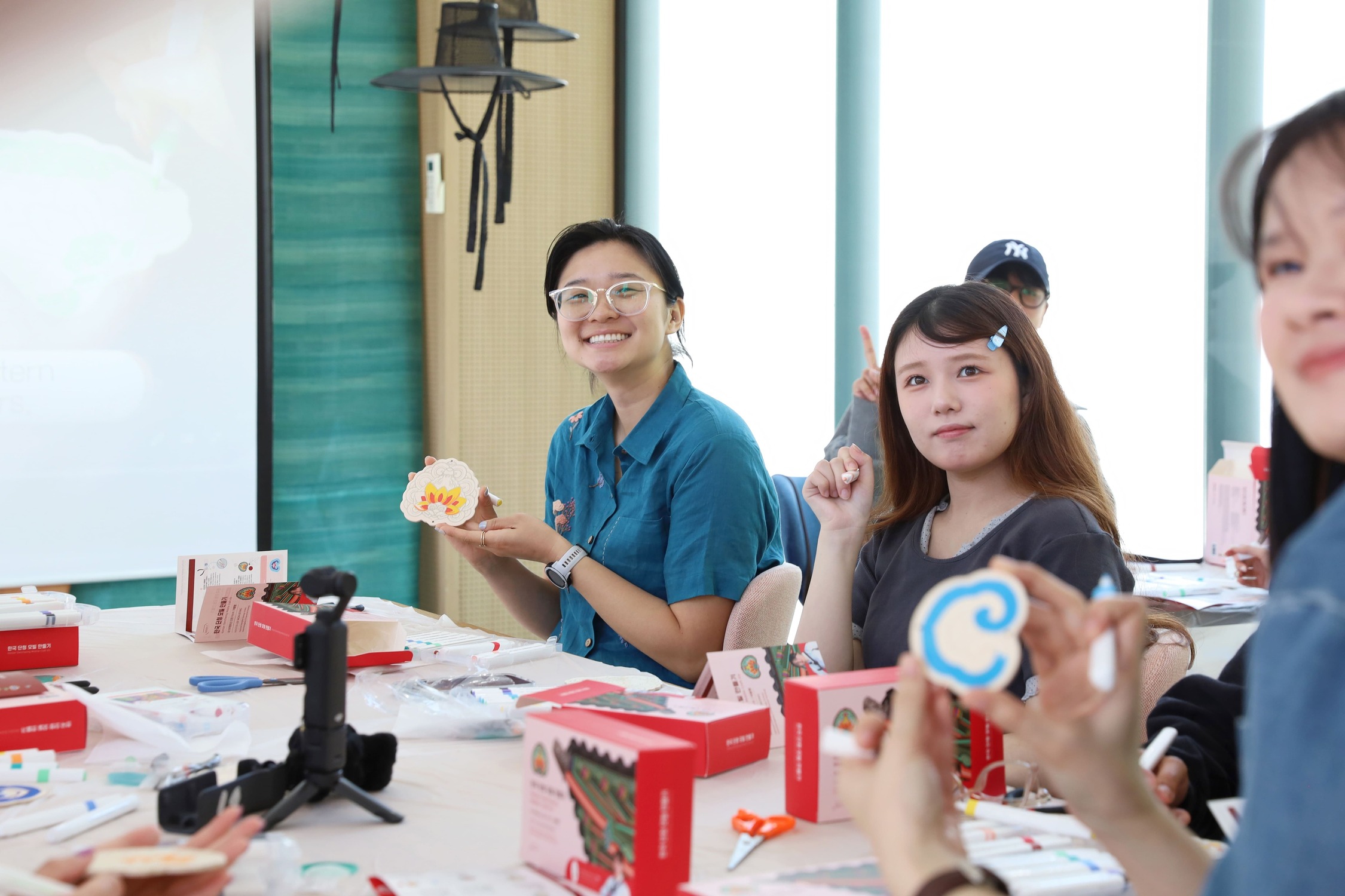 韓式彩繪手機掛飾DIY材料包
親手製作手機掛飾，以韓國宮殿和寺廟的傳統丹青色彩圖案裝飾