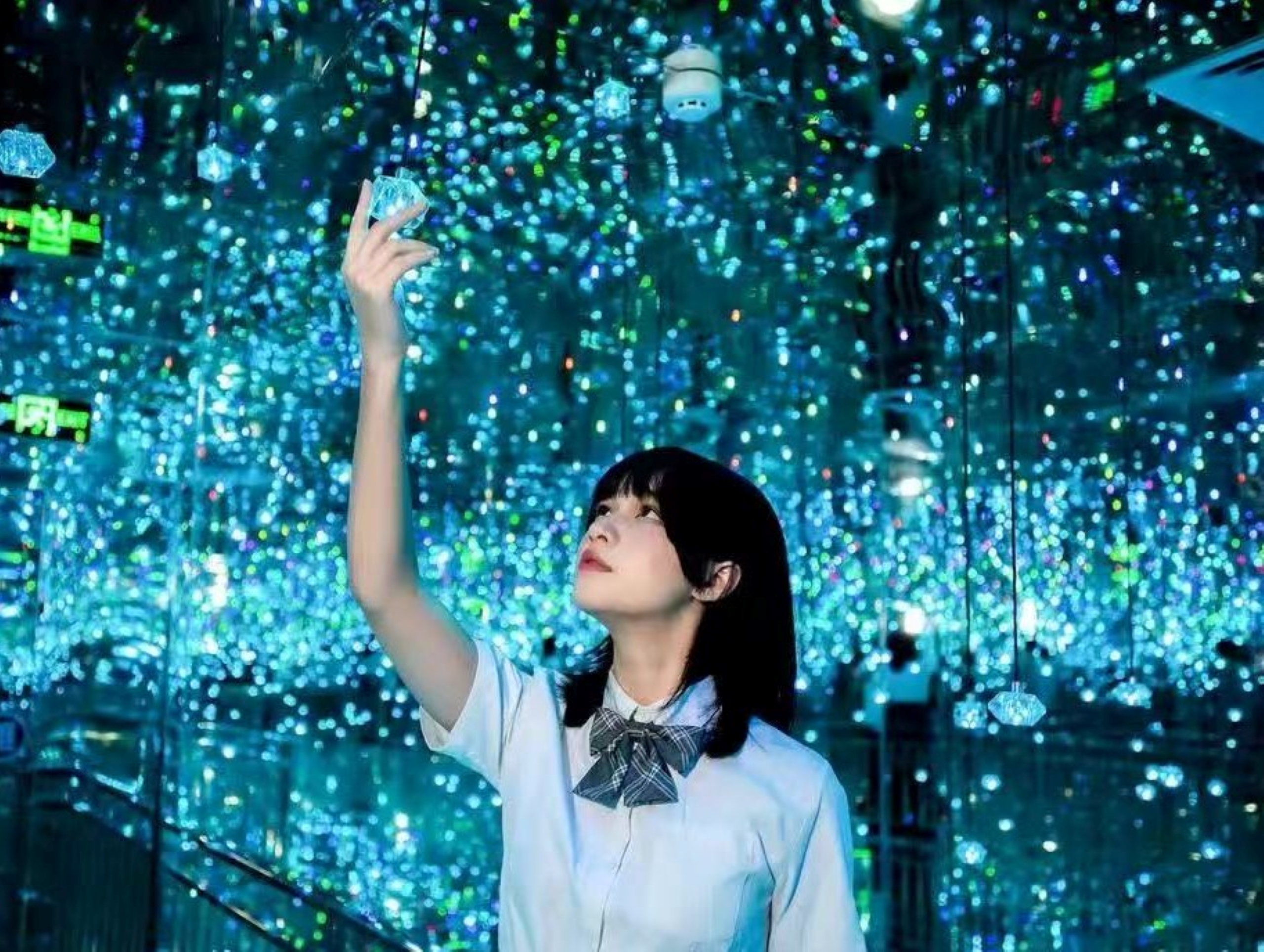 懸浮空中的五彩光點在鏡面的多重反射下無限循環、擴散，讓人彷彿置身於浩瀚宇宙