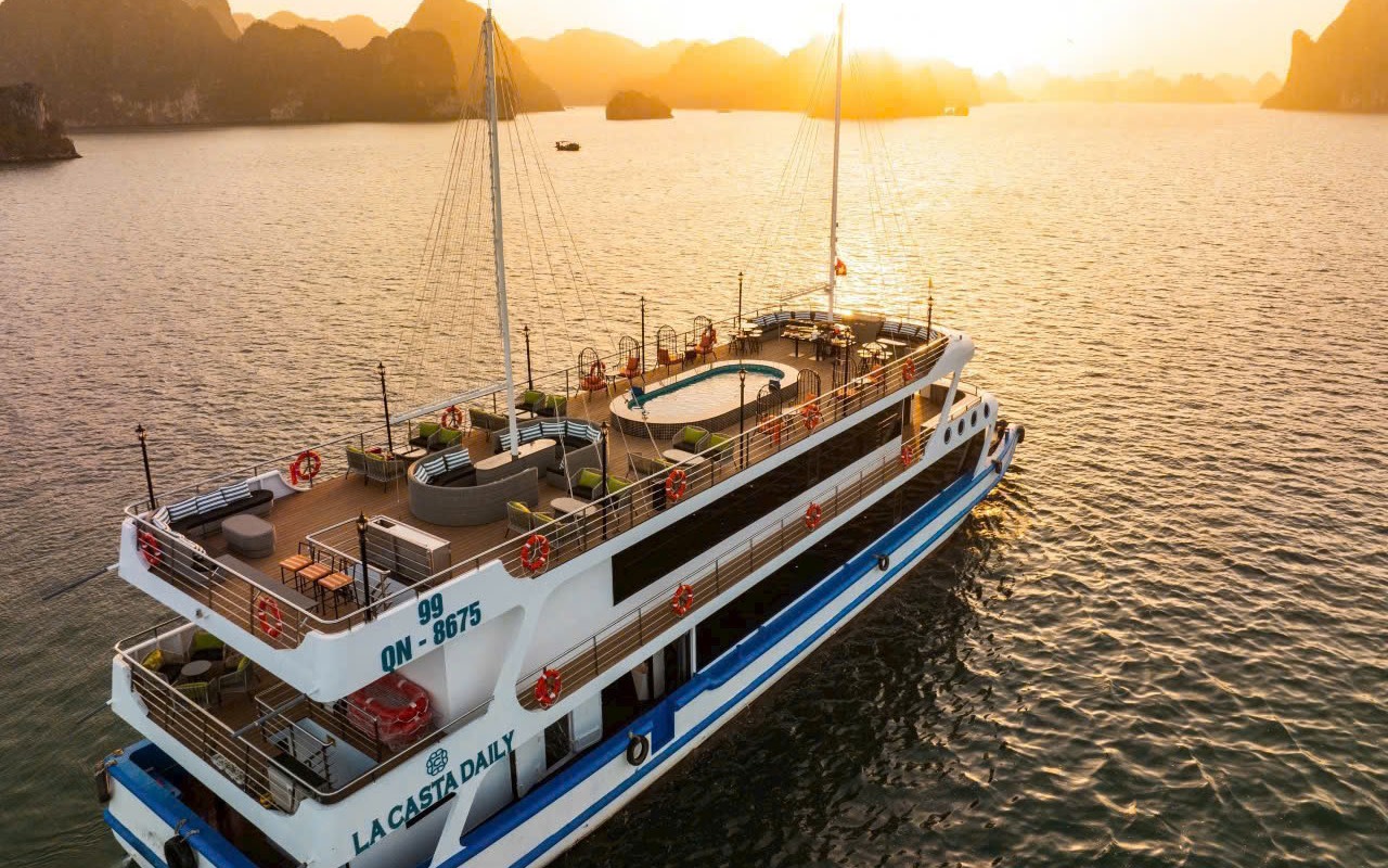 La Casta Luxury Day Cruise: Ha Long Bay with Sung Sot & Ti Top