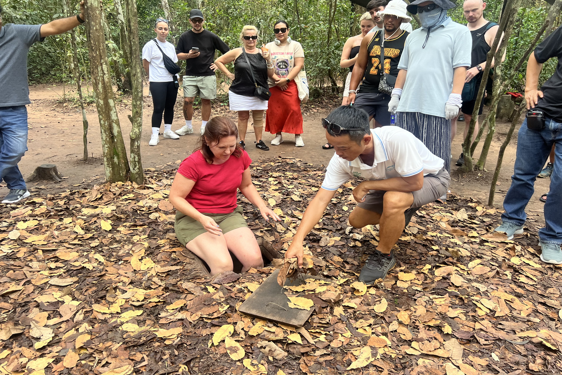 導遊會帶您前往入口，並打開隱藏的木門，讓您得以進入探險。