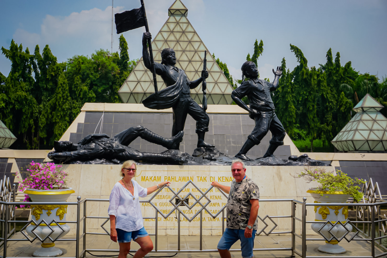 英雄紀念碑(Tugu Pahlawan)是泗水標誌性的英雄紀念碑,旨在紀念印度尼西亞為爭取獨立而進行的鬥爭。 英雄紀念碑(Tugu Pahlawan)是泗水標誌性的英雄紀念碑,旨在紀念印度尼西亞為爭取獨立而進行的鬥爭。