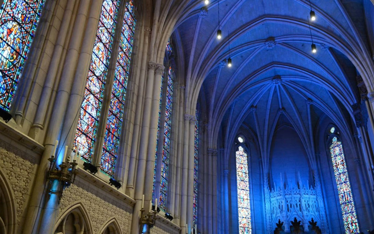 驚嘆於格雷斯大教堂璀璨的彩繪玻璃和宏偉的拱形天花板。