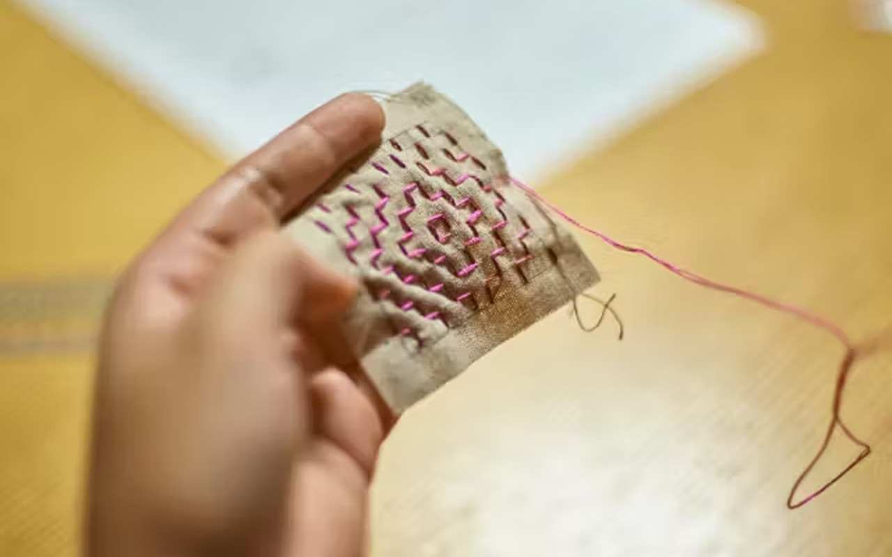 "Anto Mokko Sashi” Local sashiko stitching with a view of Oshima.