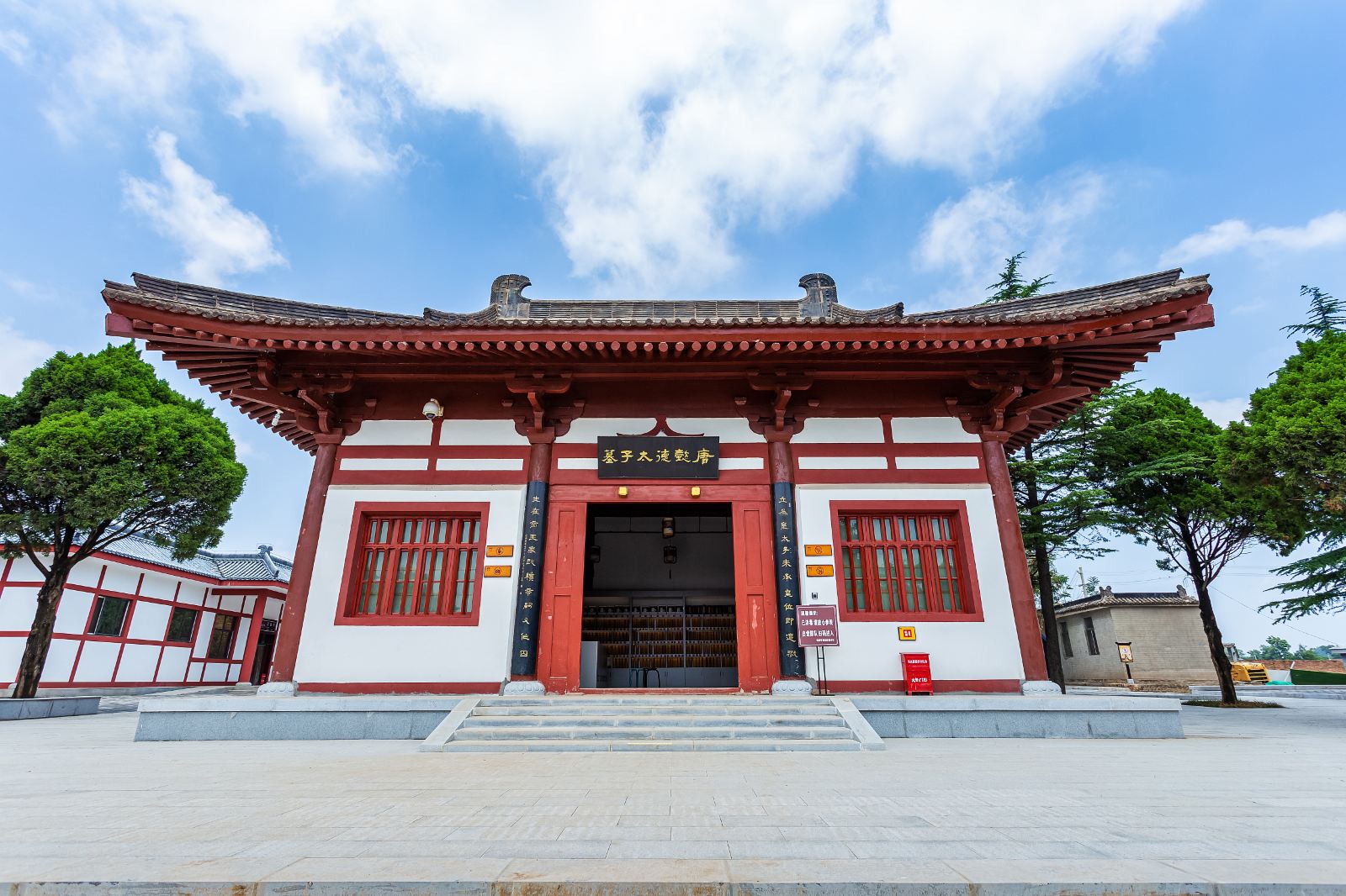 乾陵懿德太子墓的地面展廳建築，紅柱白牆的唐代風格殿宇，是探訪 “號墓為陵” 唐代太子墓的入口