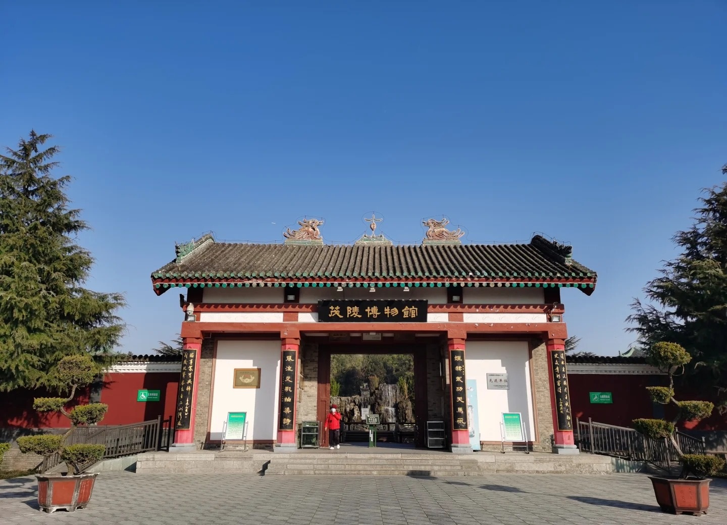 茂陵博物館大門，仿漢建築飛簷翹角，硃紅立柱盡顯漢風雄渾