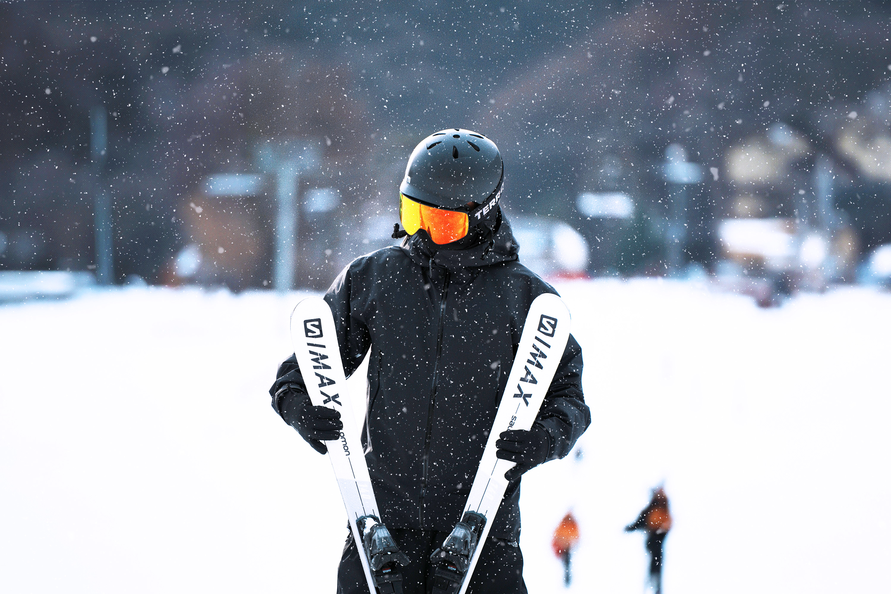 滑雪客在飄雪中抱著雙板,準備於伊利希安江村滑雪場再次馳騁雪道。 滑雪客在飄雪中抱著雙板,準備於伊利希安江村滑雪場再次馳騁雪道。