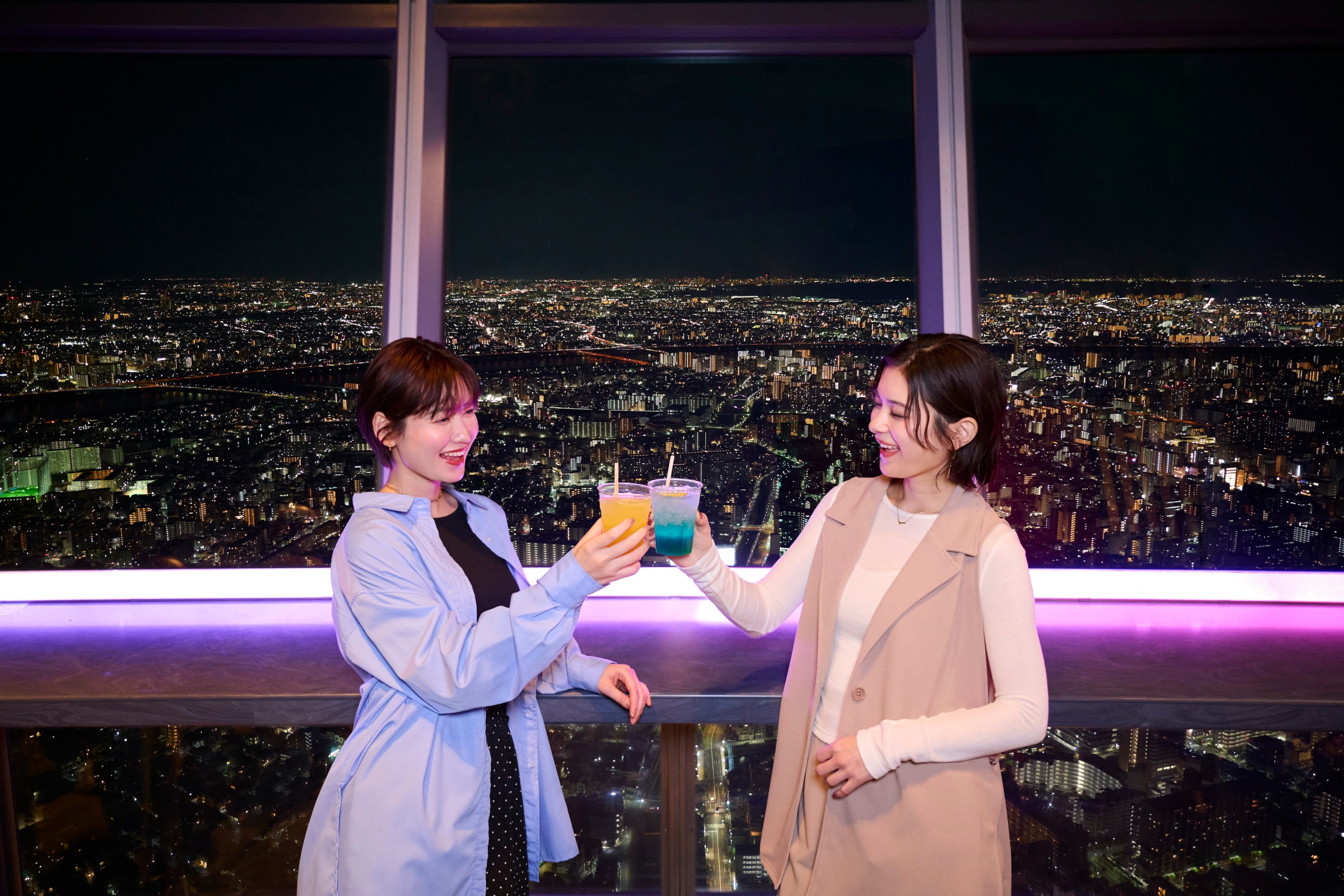 在咖啡廳享用清爽飲品,欣賞壯麗夜景 在咖啡廳享用清爽飲品,欣賞壯麗夜景