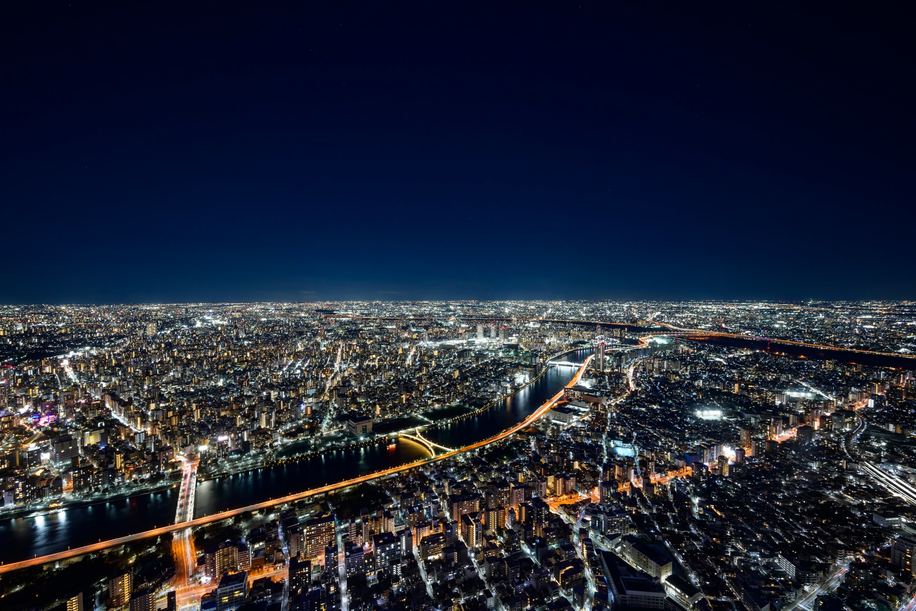 從高空俯瞰,驚歎於廣闊而璀璨的城市夜景 從高空俯瞰,驚歎於廣闊而璀璨的城市夜景