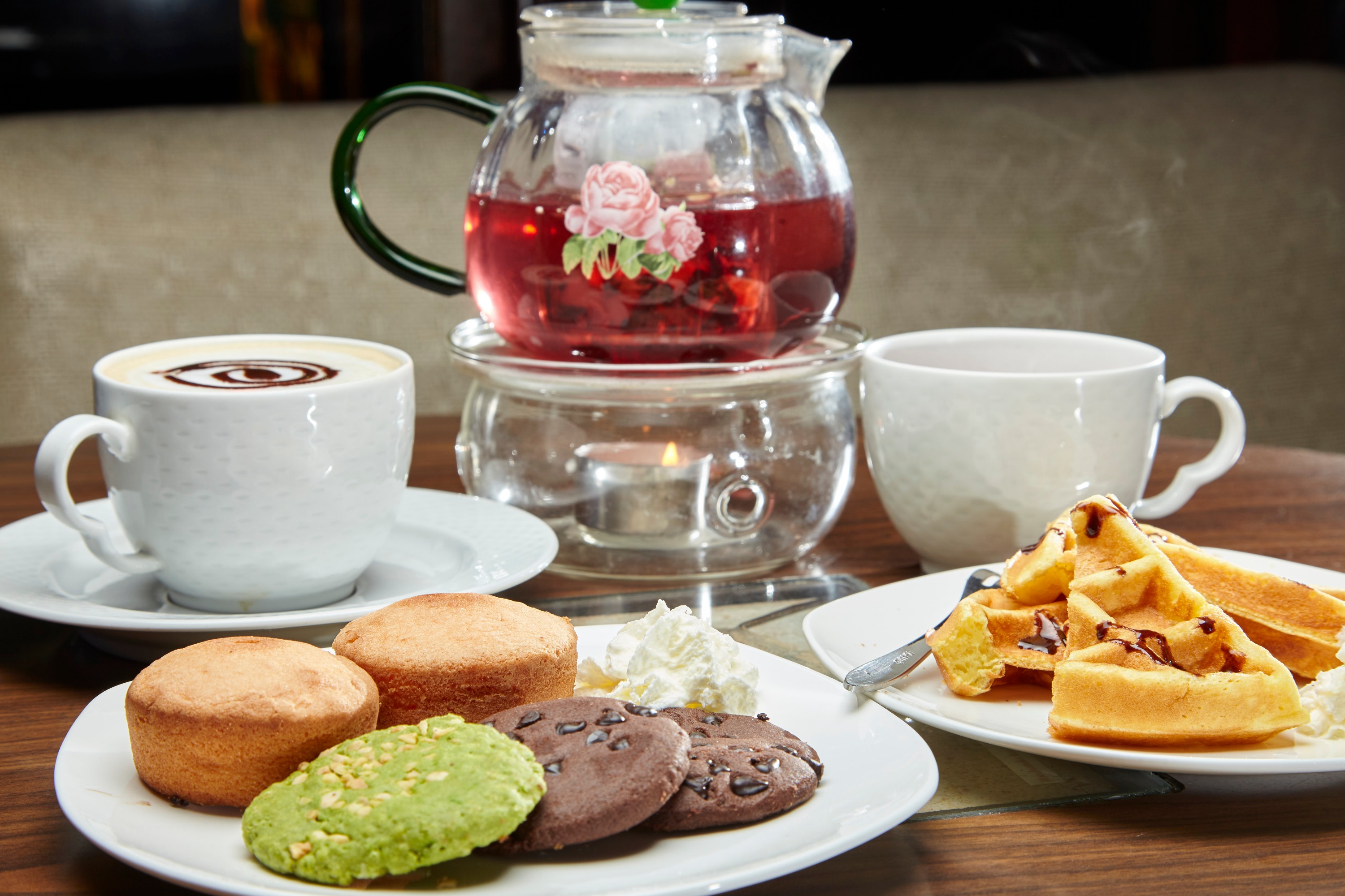 下午時分,坐下來慢慢品嚐精緻美味的下午茶套餐,回味一天的愉快行程 下午時分,坐下來慢慢品嚐精緻美味的下午茶套餐,回味一天的愉快行程