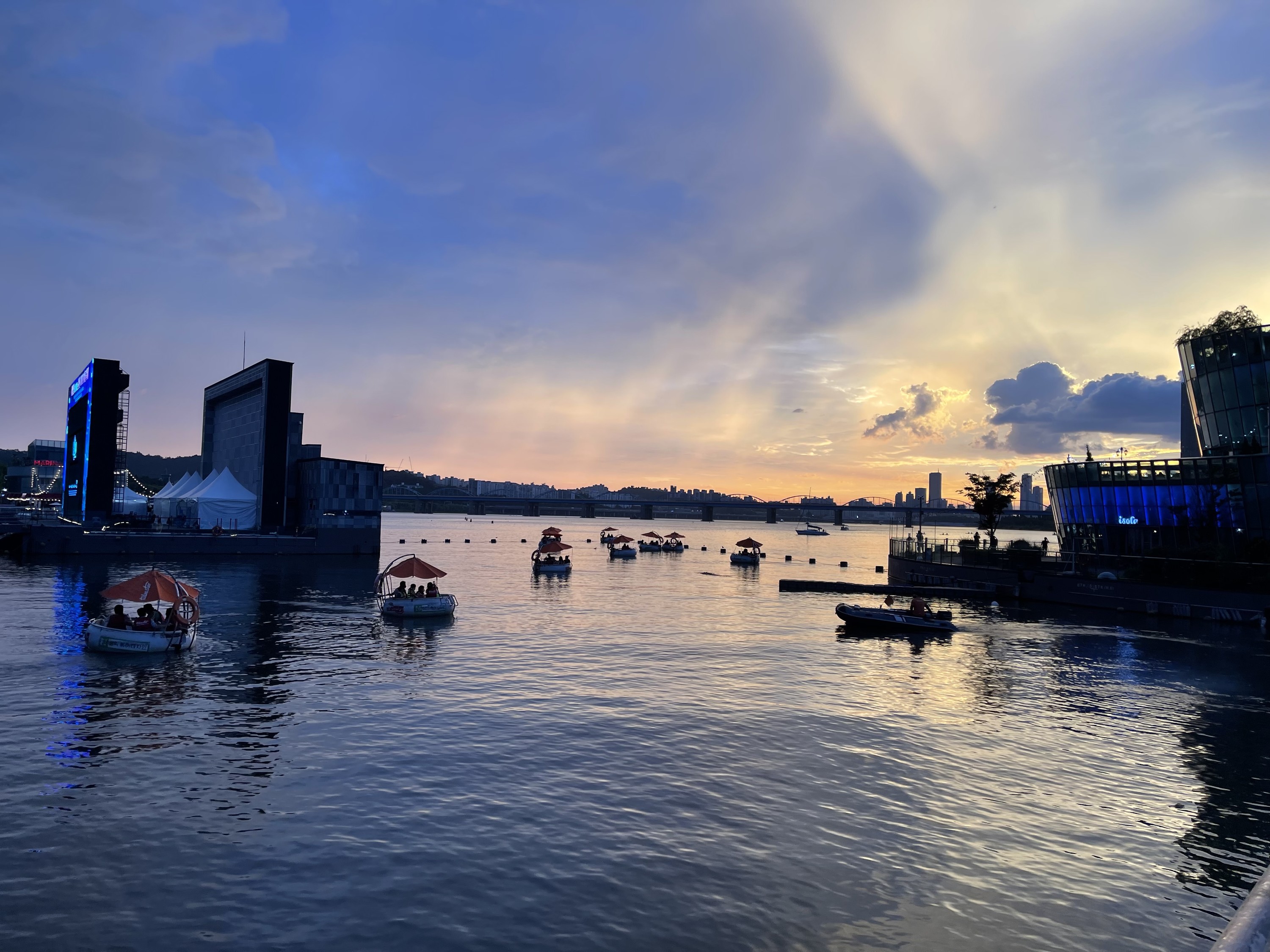 Аренда тубстера на реке Хан в Сеуле — Пакет «Лодка и пикник»