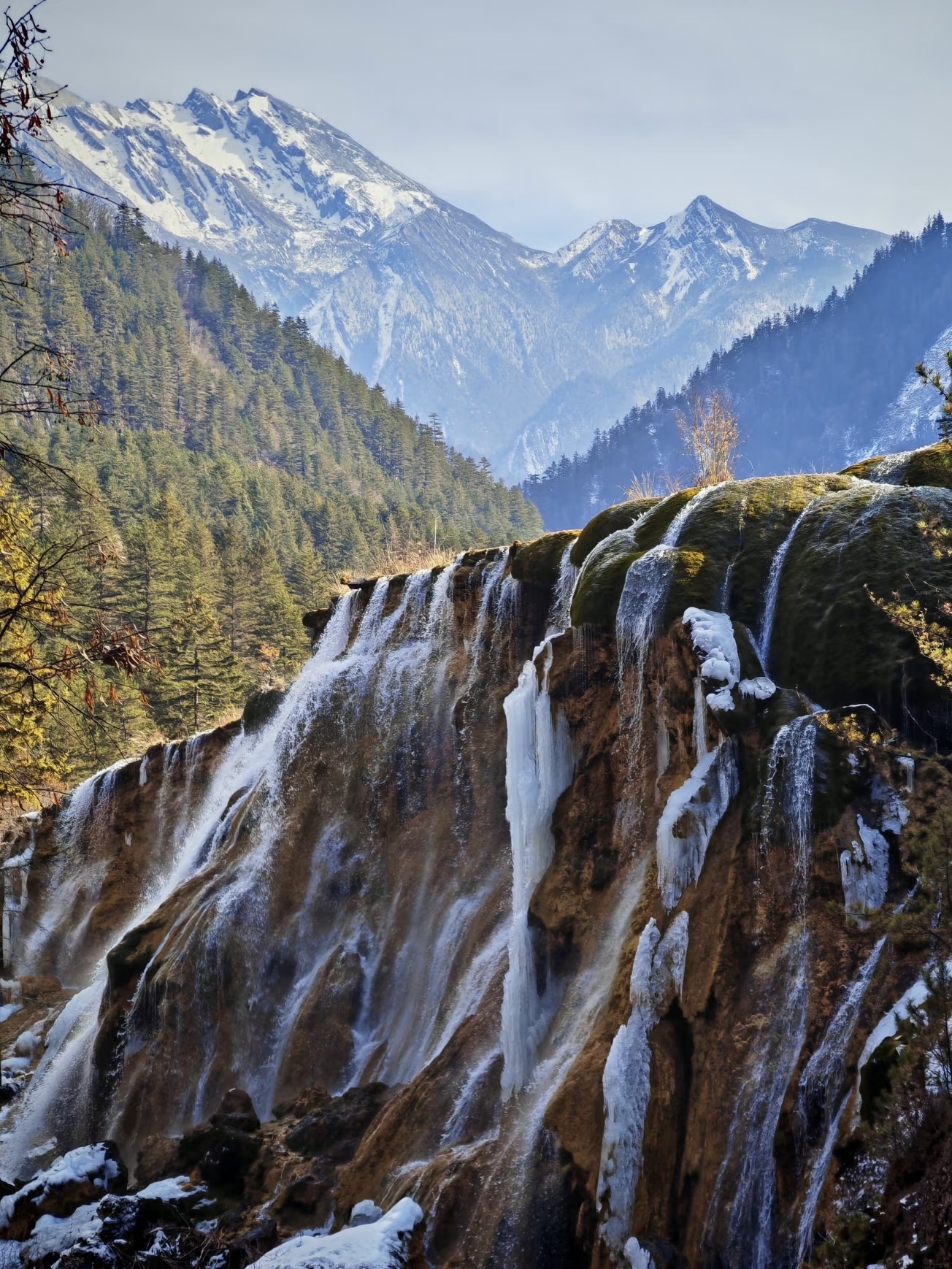 九寨-【珍珠灘瀑布】86版《西遊記》片尾取景地,瀑布水流湍急,從高處飛瀉而下,濺起的水花好似珍珠,由冰磧臺地經鈣化作用形成,瀑面後凹呈新月型,氣勢磅礴。 九寨-【珍珠灘瀑布】86版《西遊記》片尾取景地,瀑布水流湍急,從高處飛瀉而下,濺起的水花好似珍珠,由冰磧臺地經鈣化作用形成,瀑面後凹呈新月型,氣勢磅礴。