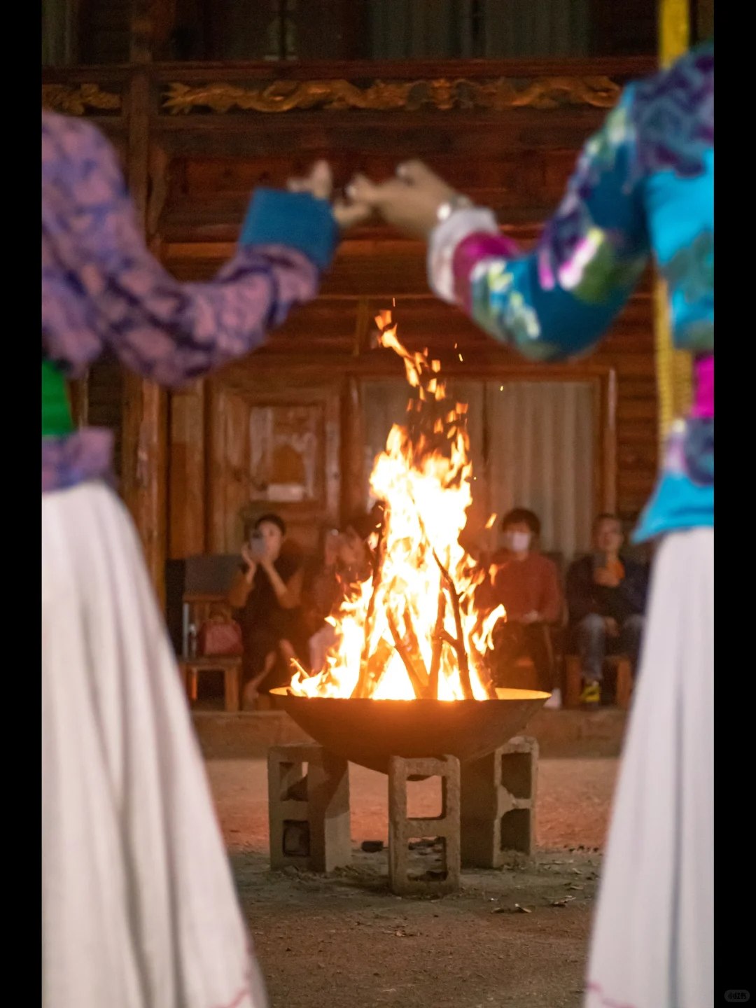 【篝火晚會】瀘沽湖篝火晚會是摩梭人少男少女表達愛慕之情的傳統場合,如今演變為展示民族文化的旅遊體驗項目。參與者圍坐篝火旁,欣賞摩梭人的傳統舞蹈(如甲搓舞)、情歌對唱,以及反映耕作、狩獵等勞動生活的舞步。舞蹈中,女子動作輕柔優美,男子則迅捷剛勁,充分體現摩梭人純樸熱情的民族性格。夜晚的湖光山色與篝火交織,營造出神秘愉悅的氛圍。 【篝火晚會】瀘沽湖篝火晚會是摩梭人少男少女表達愛慕之情的傳統場合,如今演變為展示民族文化的旅遊體驗項目。參與者圍坐篝火旁,欣賞摩梭人的傳統舞蹈(如甲搓舞)、情歌對唱,以及反映耕作、狩獵等勞動生活的舞步。舞蹈中,女子動作輕柔優美,男子則迅捷剛勁,充分體現摩梭人純樸熱情的民族性格。夜晚的湖光山色與篝火交織,營造出神秘愉悅的氛圍。