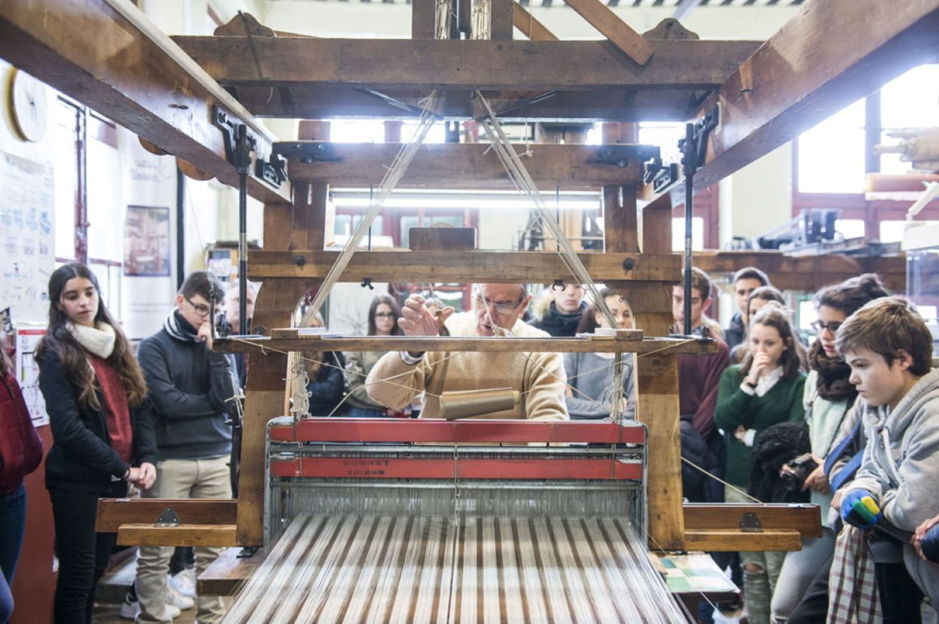 這項活動與里昂高度相關,里昂在歷史上以生產高品質絲綢而聞名,尤其是在17至19世紀。 這項活動與里昂高度相關,里昂在歷史上以生產高品質絲綢而聞名,尤其是在17至19世紀。