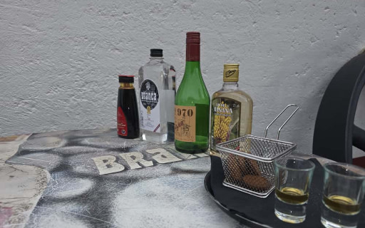品嚐一杯清爽的在地特色飲品，搭配傳統點心，盡享美好時光。